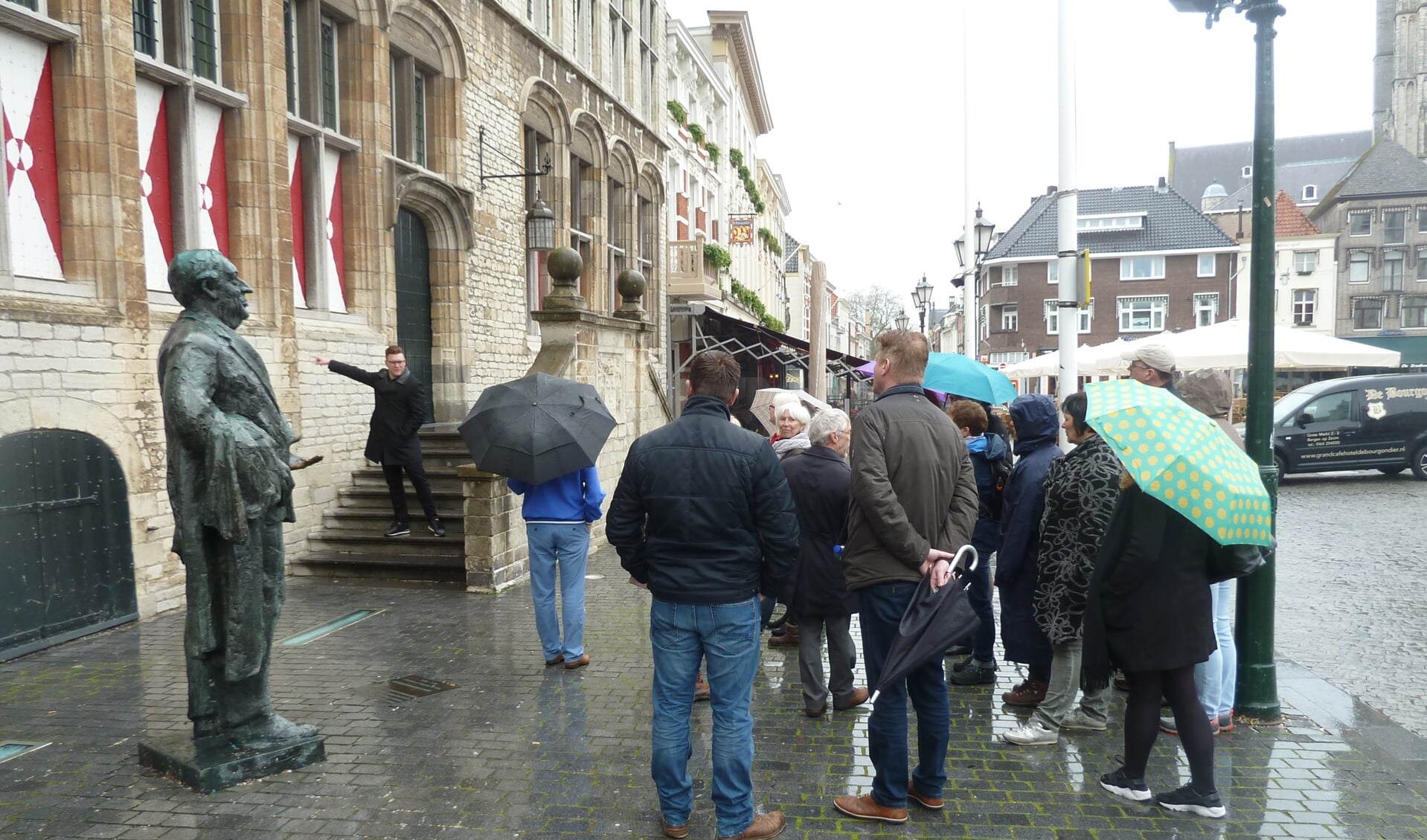 Docent Laurijs Weyts geeft uitleg over het Stadhuis.