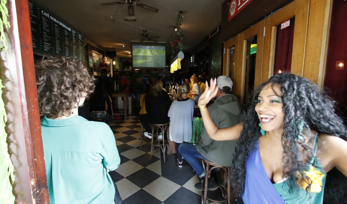 De Braziliaanse Grace trommelde haar landgenoten op voor een feestje bij Dok19 tijdens de tweede WK-wedstrijd.