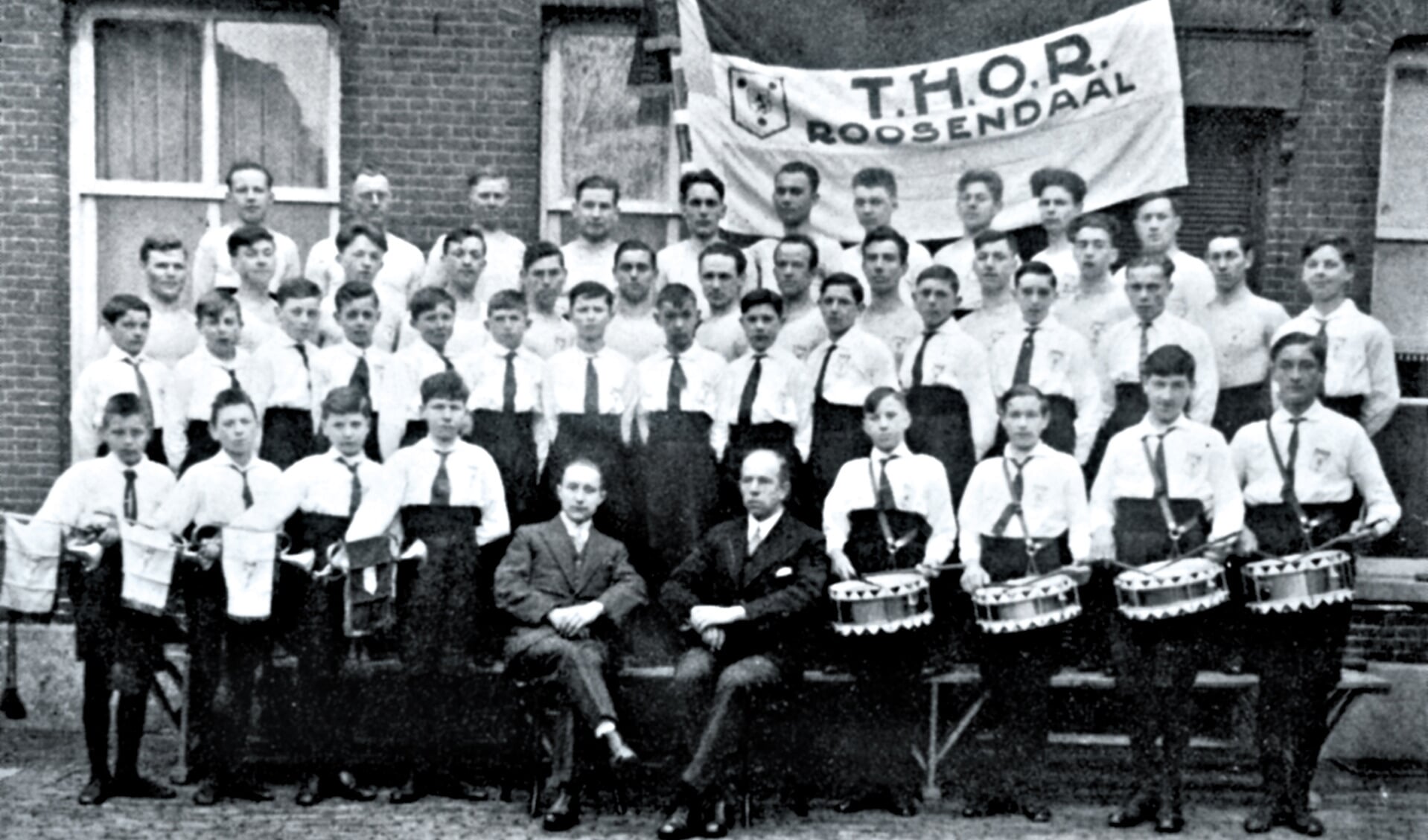 THOR in 1932 zittend links W. Jansen, gymnastiekleraar. De muzikanten op de voorgrond noemde men de 'signaalgroep'. 