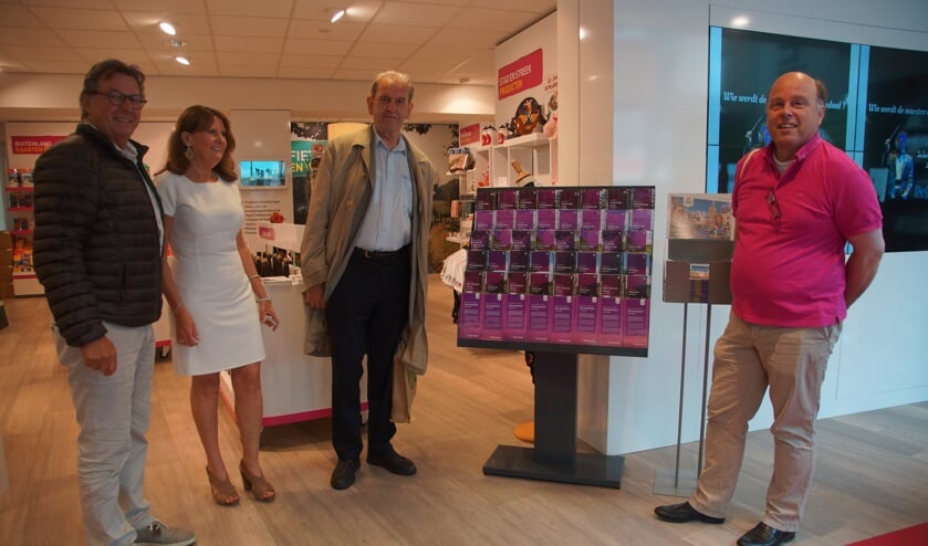 Cor Verbogt, Inge van Aalst en Joss Hopstaken verwelkomen Wilbert van Woerden als eerste klant die de set met nieuwe fietsroutes in ontvangst mocht nemen.