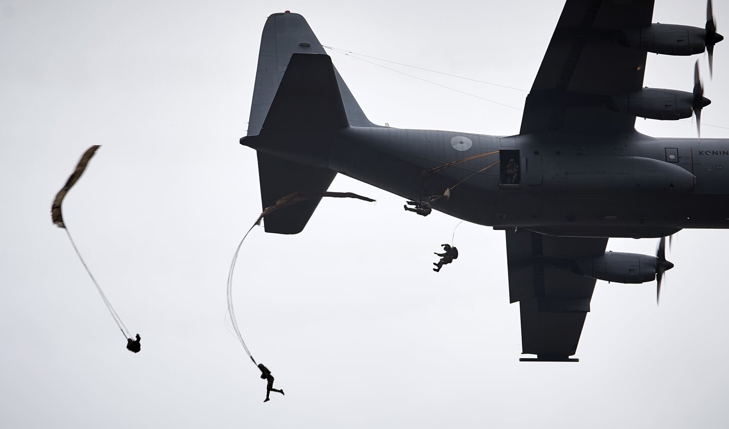 Een Hercules waar parachutisten uitspringen bij een eerder evenement.