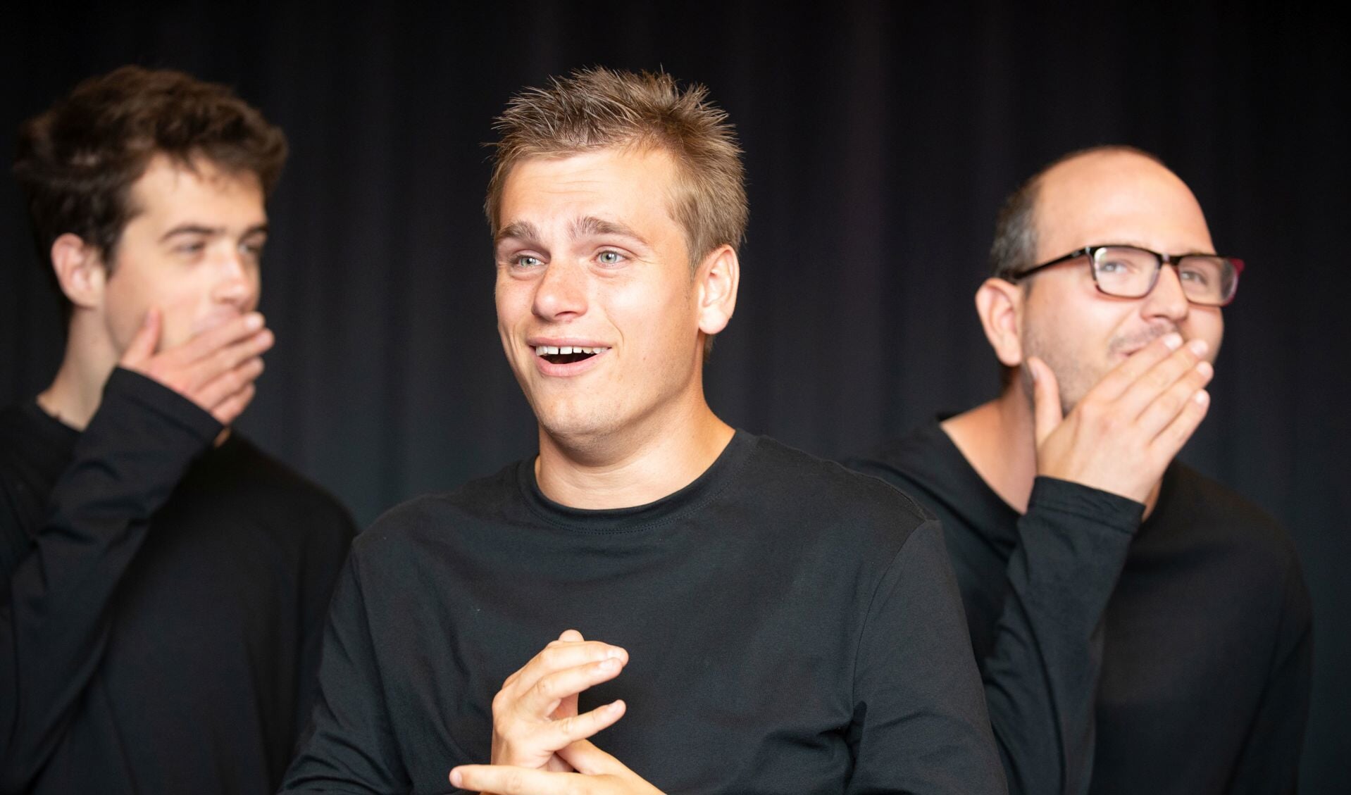 vlnr: Jip Rijpers, Jaïr van der Laan en Igor Memic, acteurs bij Theaterwerkplaats Tiuri, tijdens een repetitie voor de voorstelling Op zoek naar ík