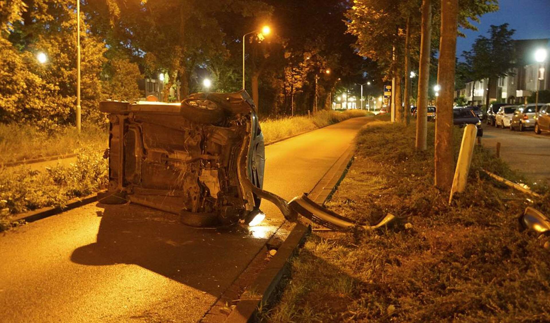 Een auto raakte zondagavond van de weg en belandde op zijn kant op de Emerparklaan in de Haagse Beemden.
