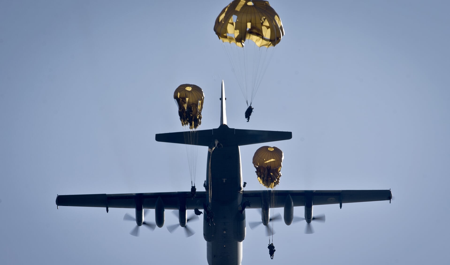 Een Hercules waar parachutisten uitspringen bij een eerder evenement.