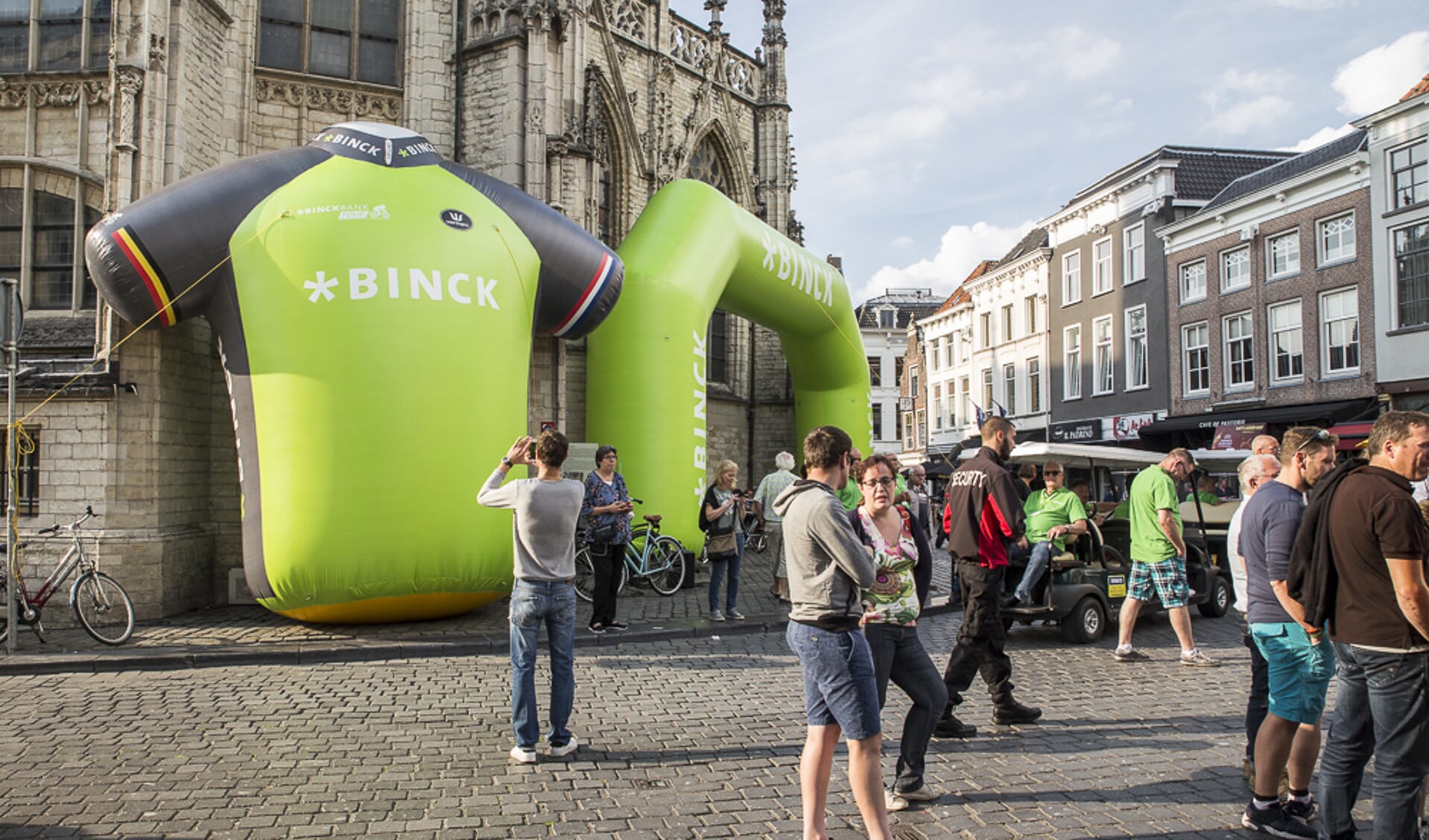 De Binck Bank Tour startte in 2017 met een ploegenpresentatie op de Grote Markt.