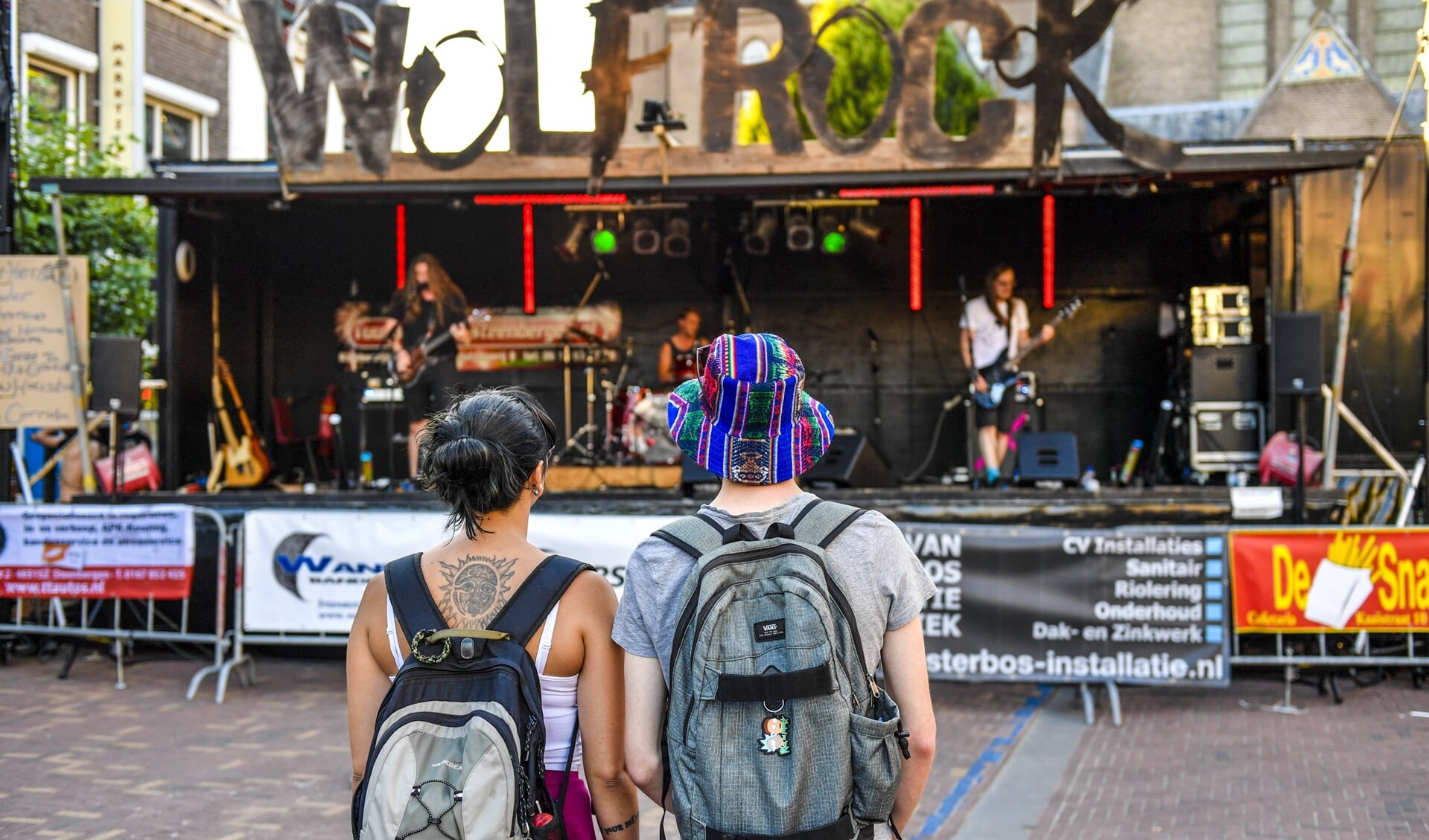 Mensen kunnen genieten van punk-, rock- en metalbands op de Markt van Steenbergen.