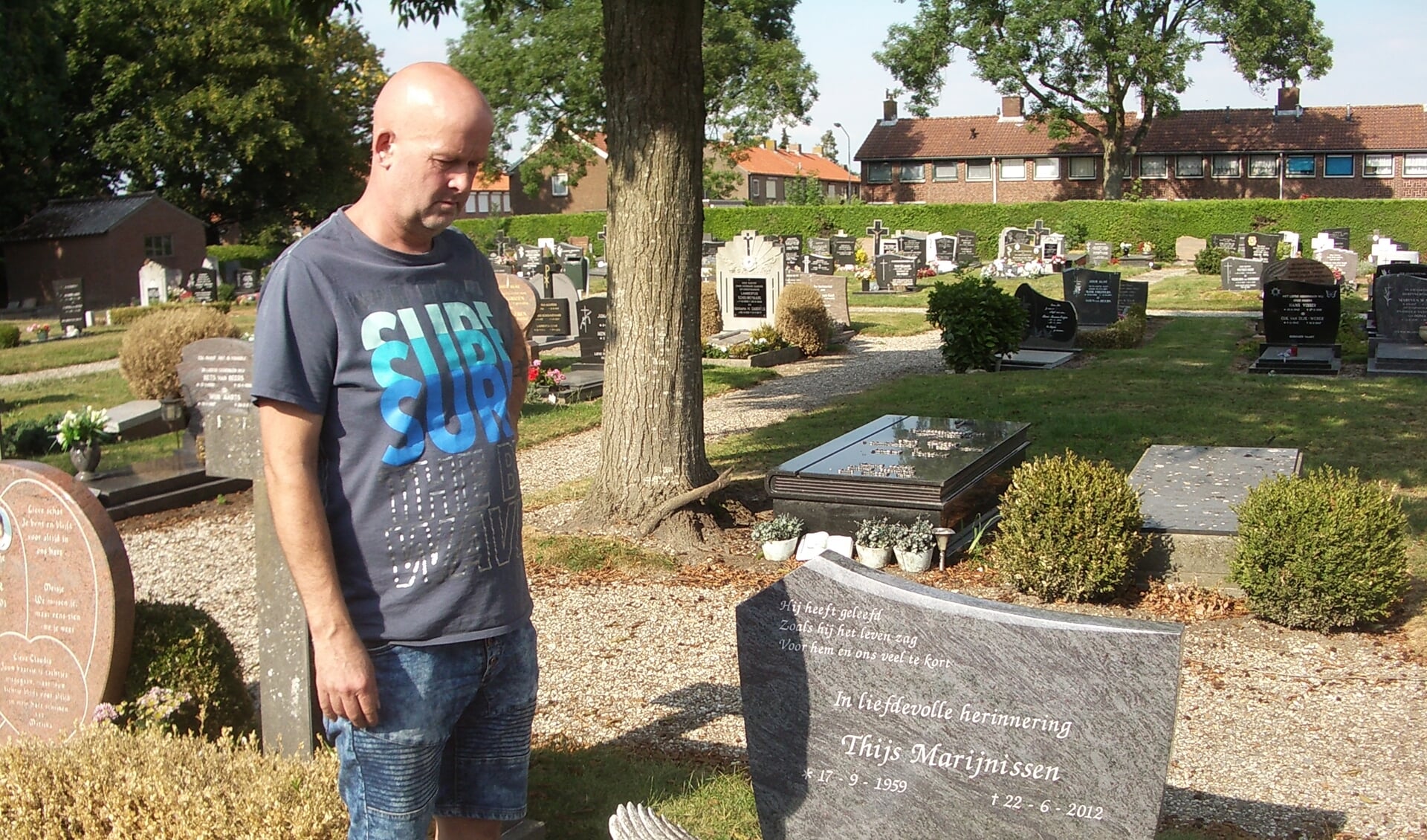 Jan Marijnissen bij het opgeknapte graf van zijn broer. FOTO TIES STEEHOUWER