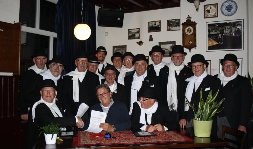Officiële ondertekening door Stichting Roosendaal 750 jaar en het IQ Aarmoeinieke in Café de Veestallen op de Kaai te Roosendaal.