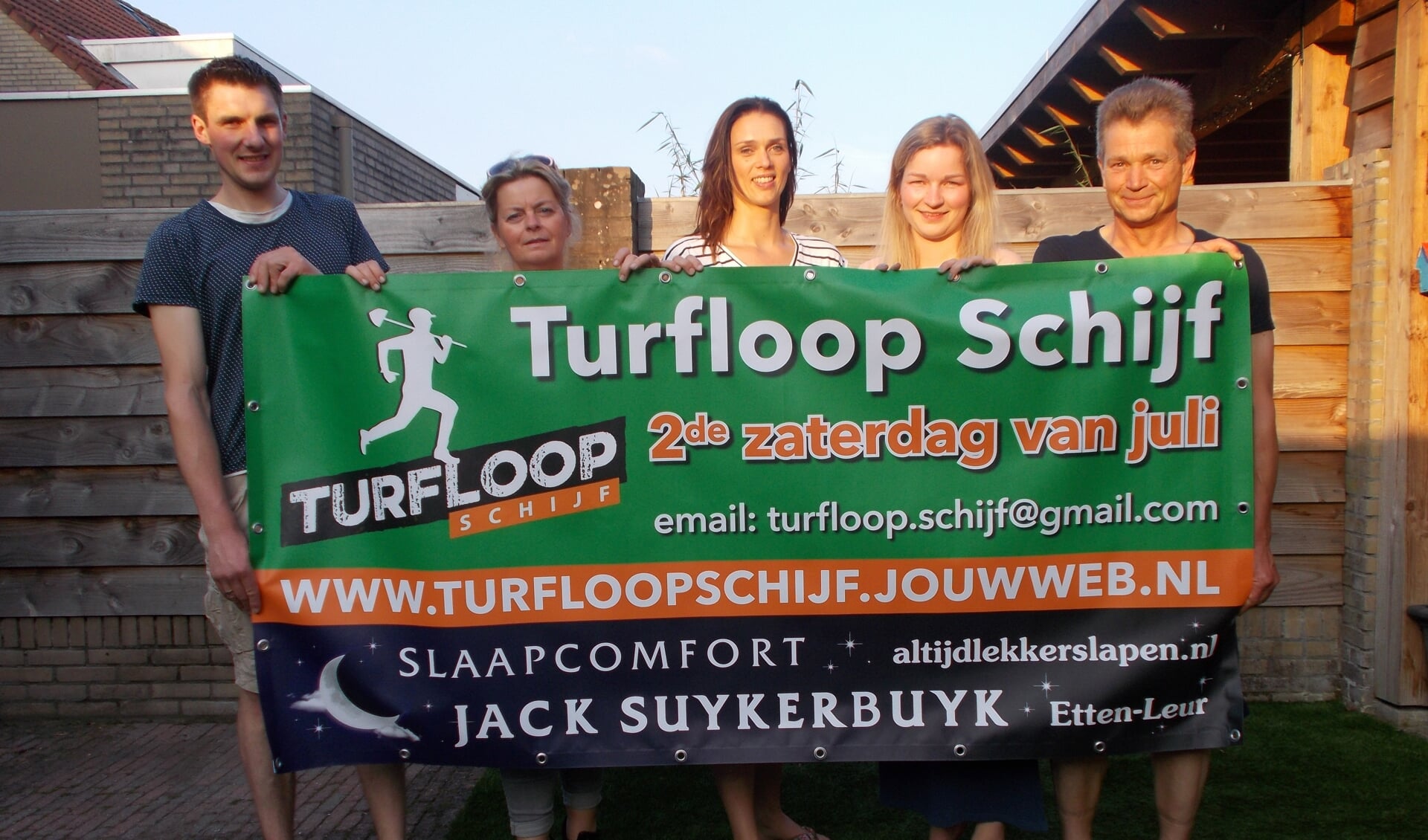 Vlnr: Jeffrey Faes, Wilma Elst, Wilma Bogers,  Michelle van de Sande en Wim van de Sande zijn klaar voor de Turfloop Schijf. FOTO MONIQUE JANSEN