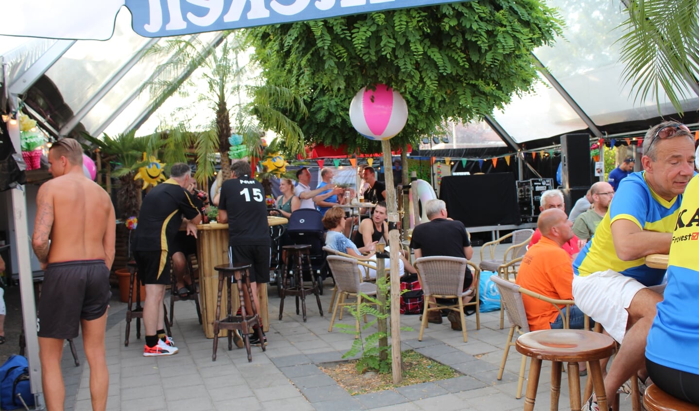 De zomerse temperaturen maken het 24-uurs toernooi FC Lattentrappers tot een exotisch feestje
