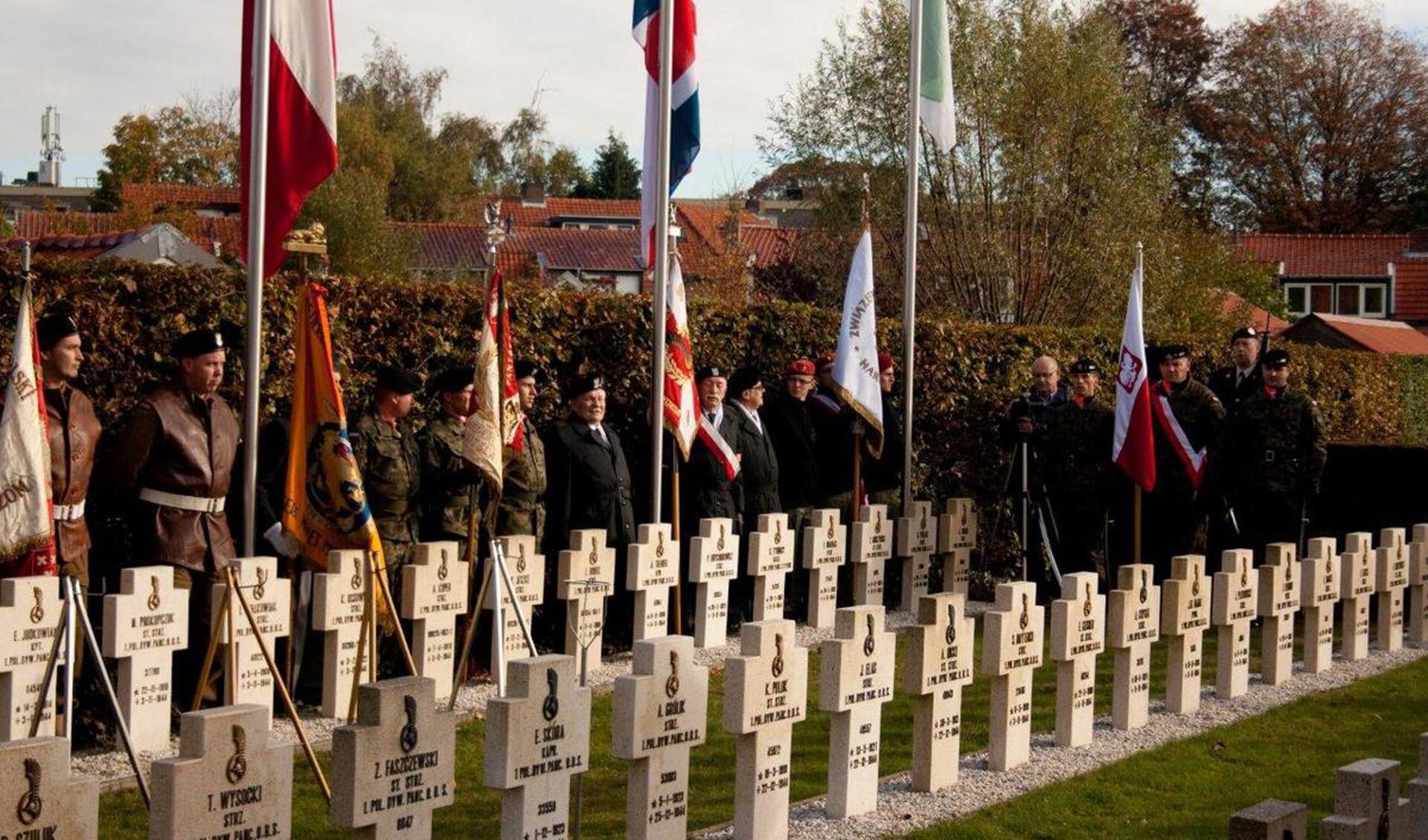 Een foto van tijdens herdenking bij het Pools Militair Ereveld in 2012.