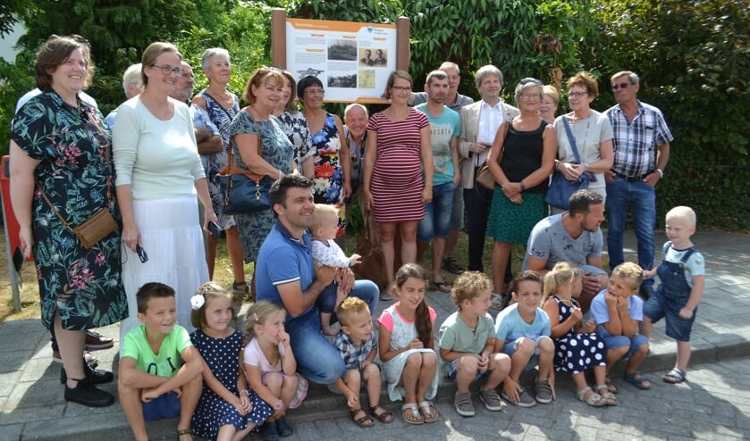 Nabestaanden van de familie Reeders kwamen naar Poortvliet voor de onthulling van het bord.