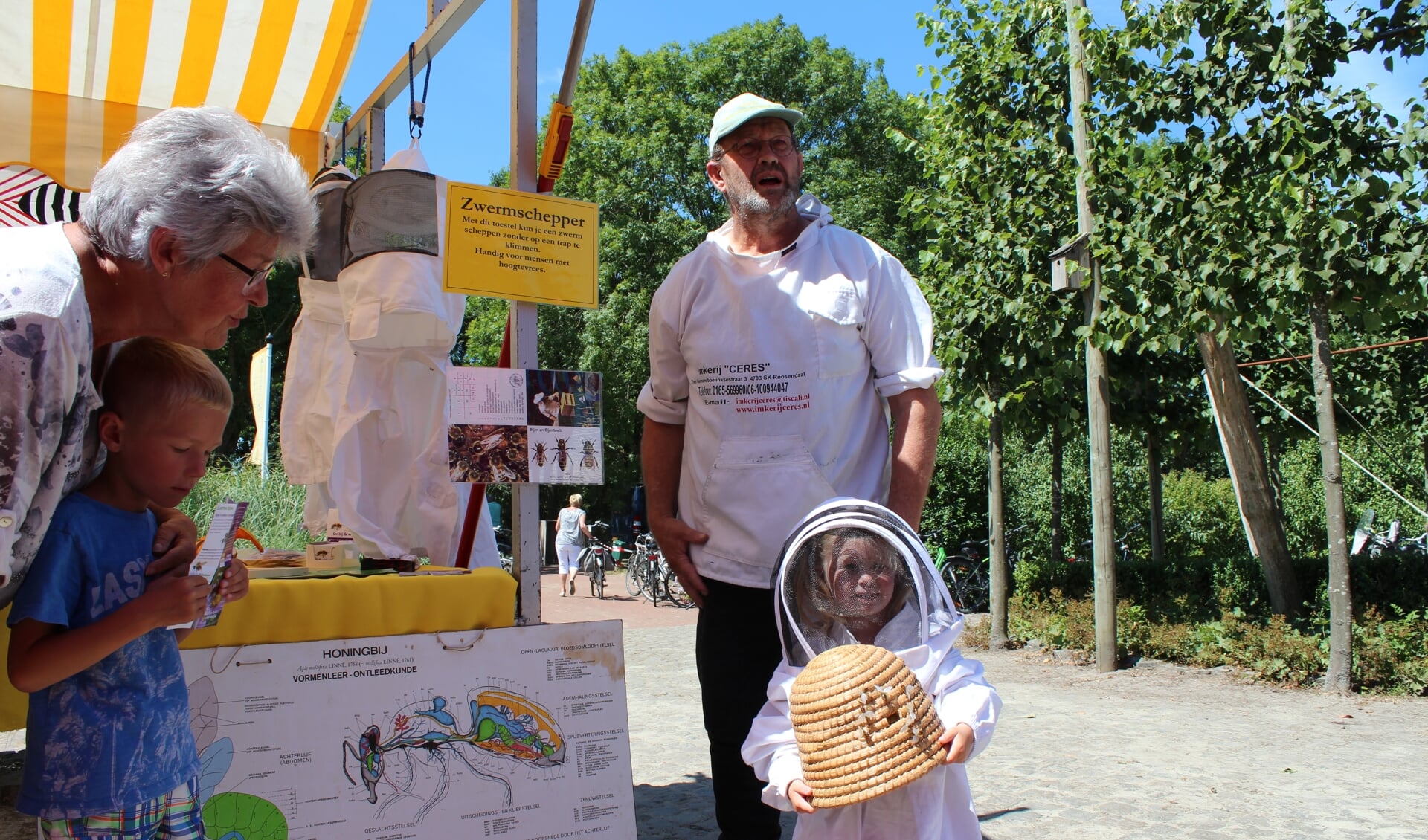 Jayda uit Steenbergen (2,5 jaar) behoort wellicht tot de nieuwe generatie imkers om bijen te laten bestuiven in de toekomst