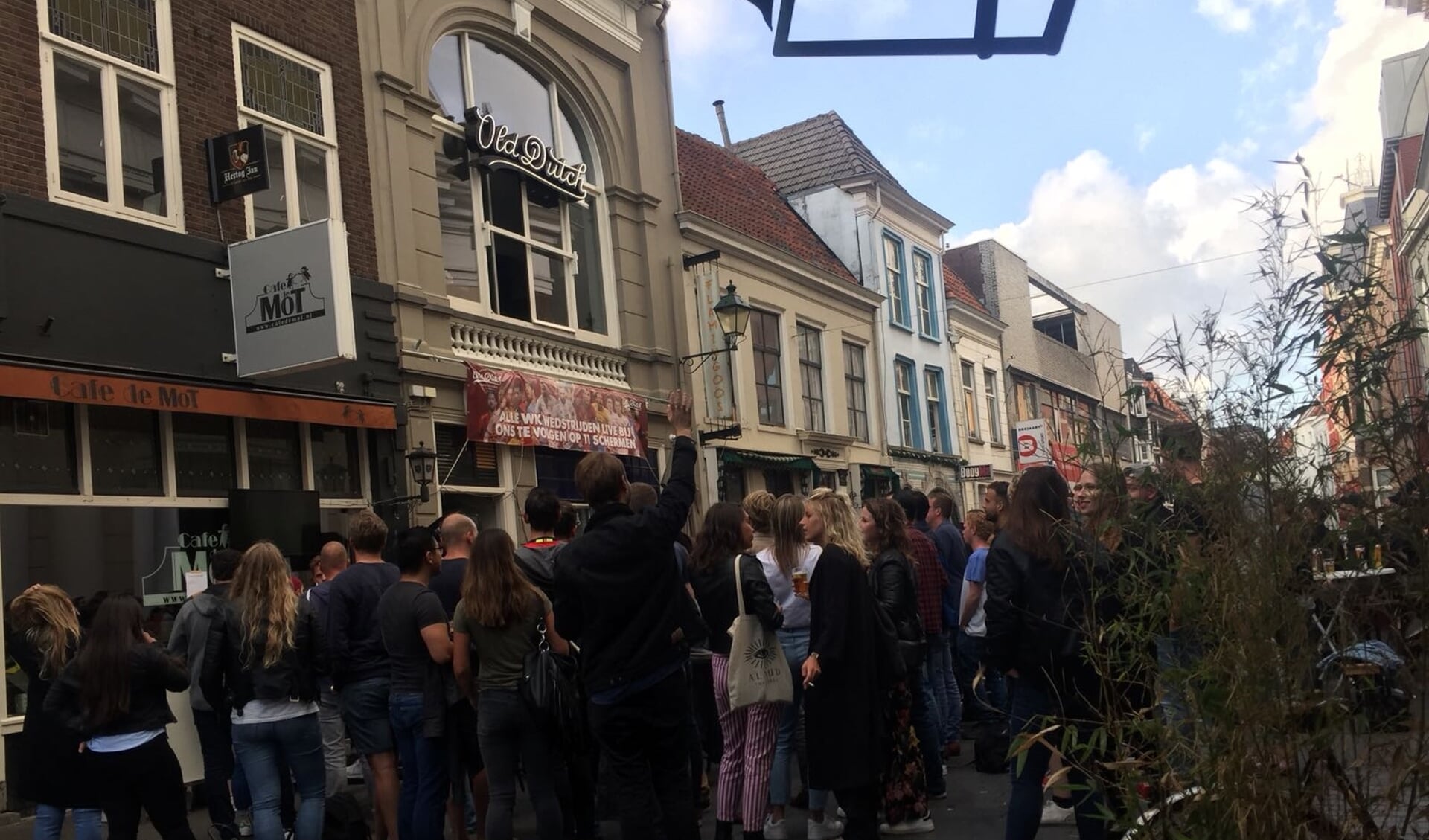 Drukte voor Old Dutch Sportsbar tijdens halve finale WK voetbal België-Frankrijk