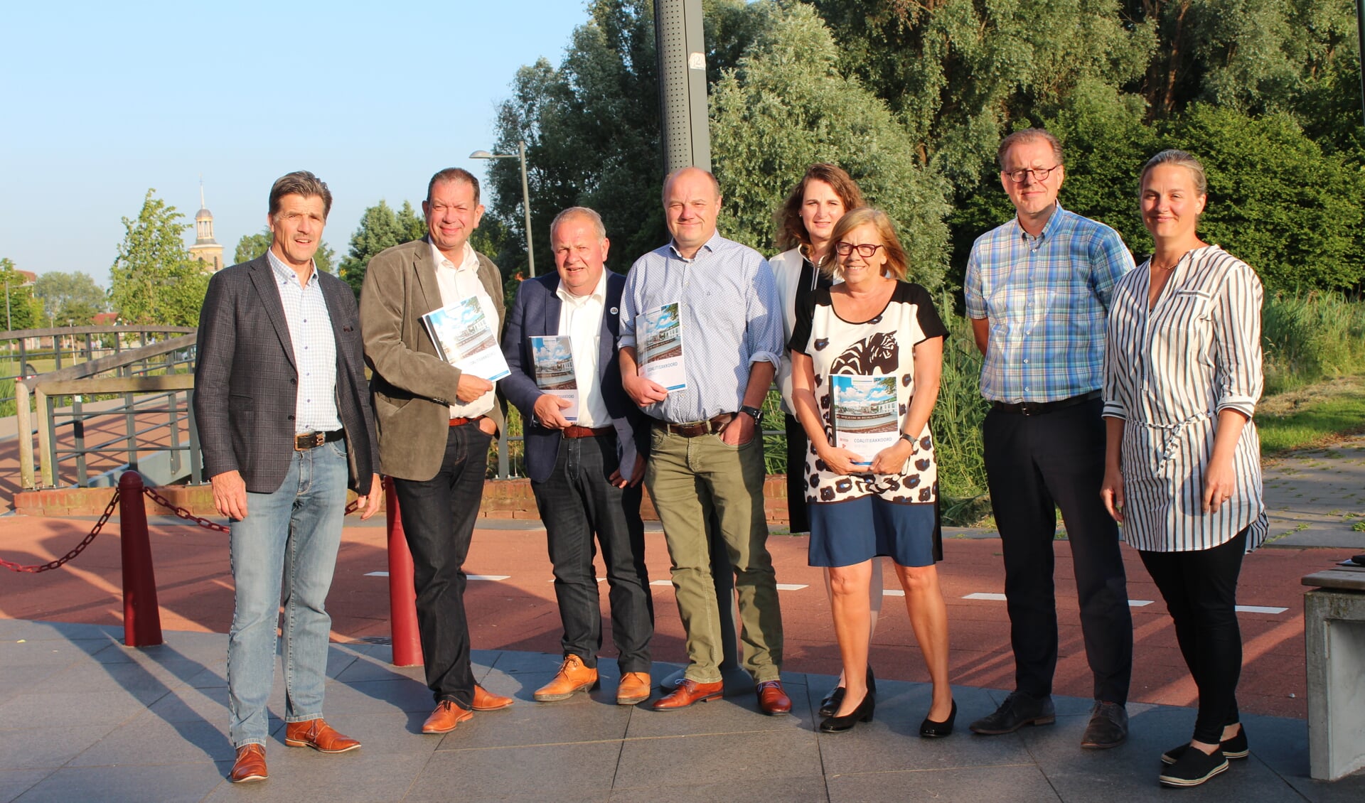 Fractievoorzitters, nieuwe wethouders en informateur presenteren het coalitieakkoord gemeente Steenbergen