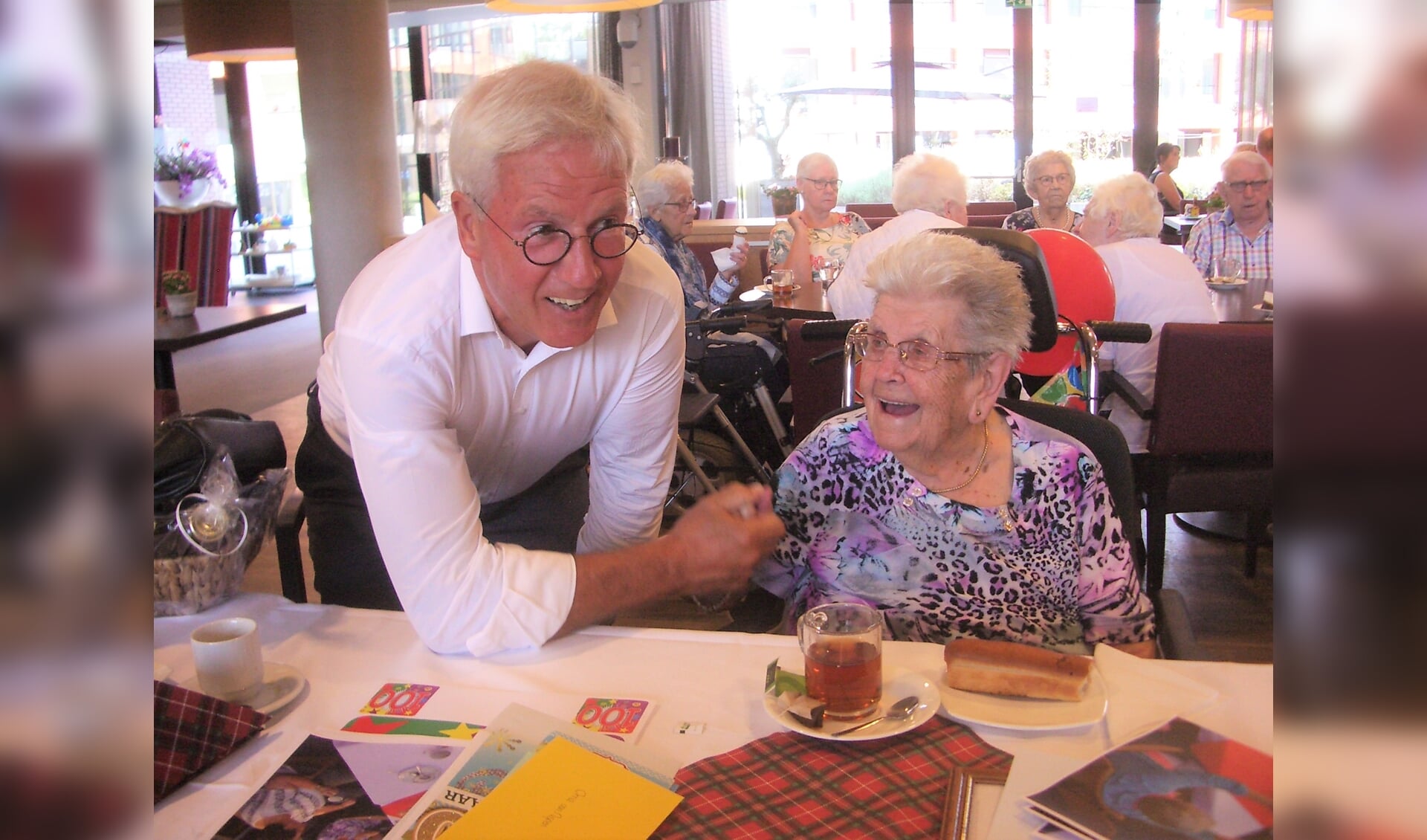 De 100-jarige vermaakte zich best met burgemeester Klijs. FOTO TIES STEEHOUWER