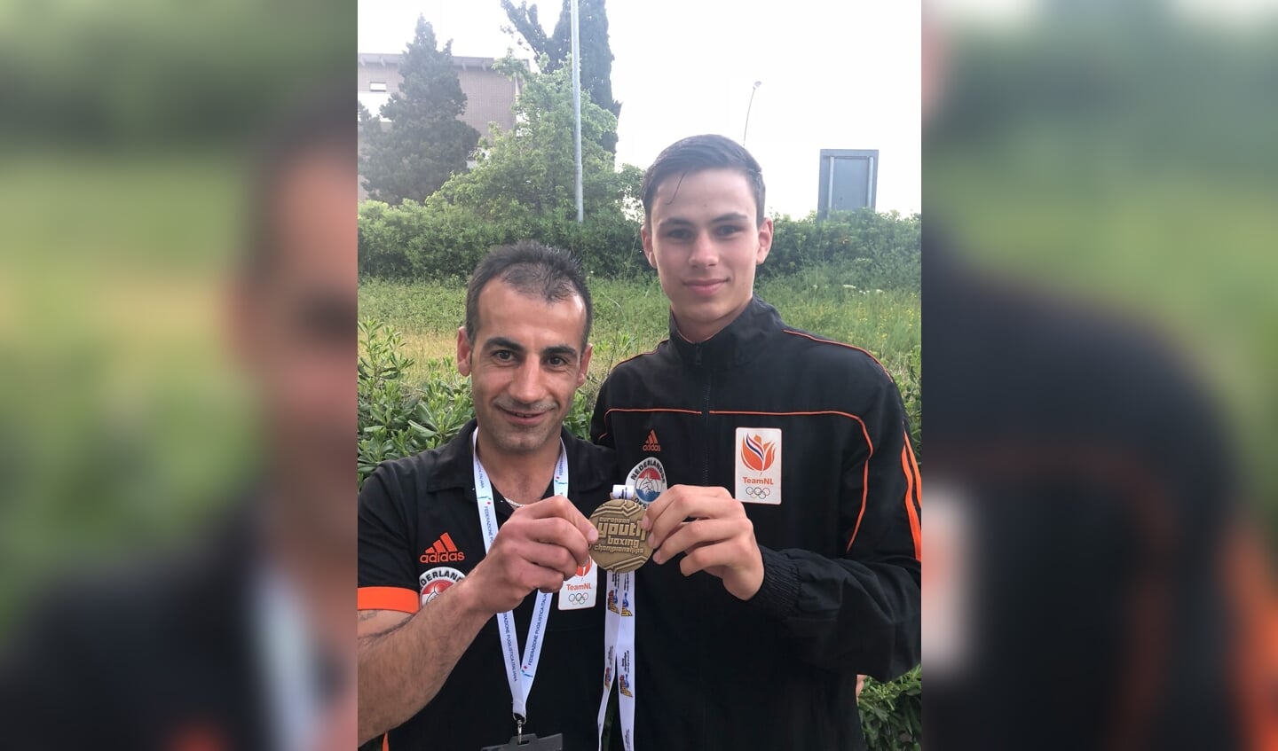 Trainer Waleed Shekho (l) en Cas van Peer (r) met een van hun vele veroverde medailles