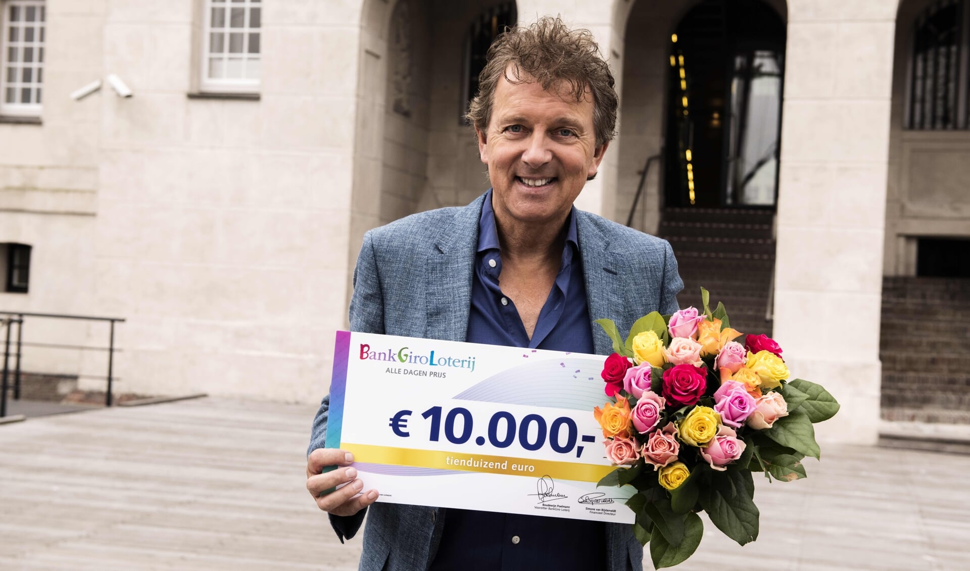 Robert ten Brink is een van de ambassadeurs van de BankGiro Loterij die de cheques uitreikt.