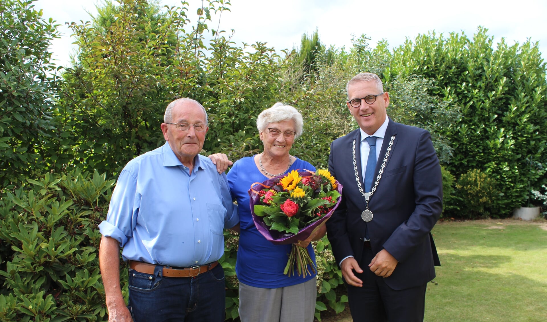 Het echtpaar Van den Bosch kreeg bezoek van de burgemeester van gemeente Steenbergen