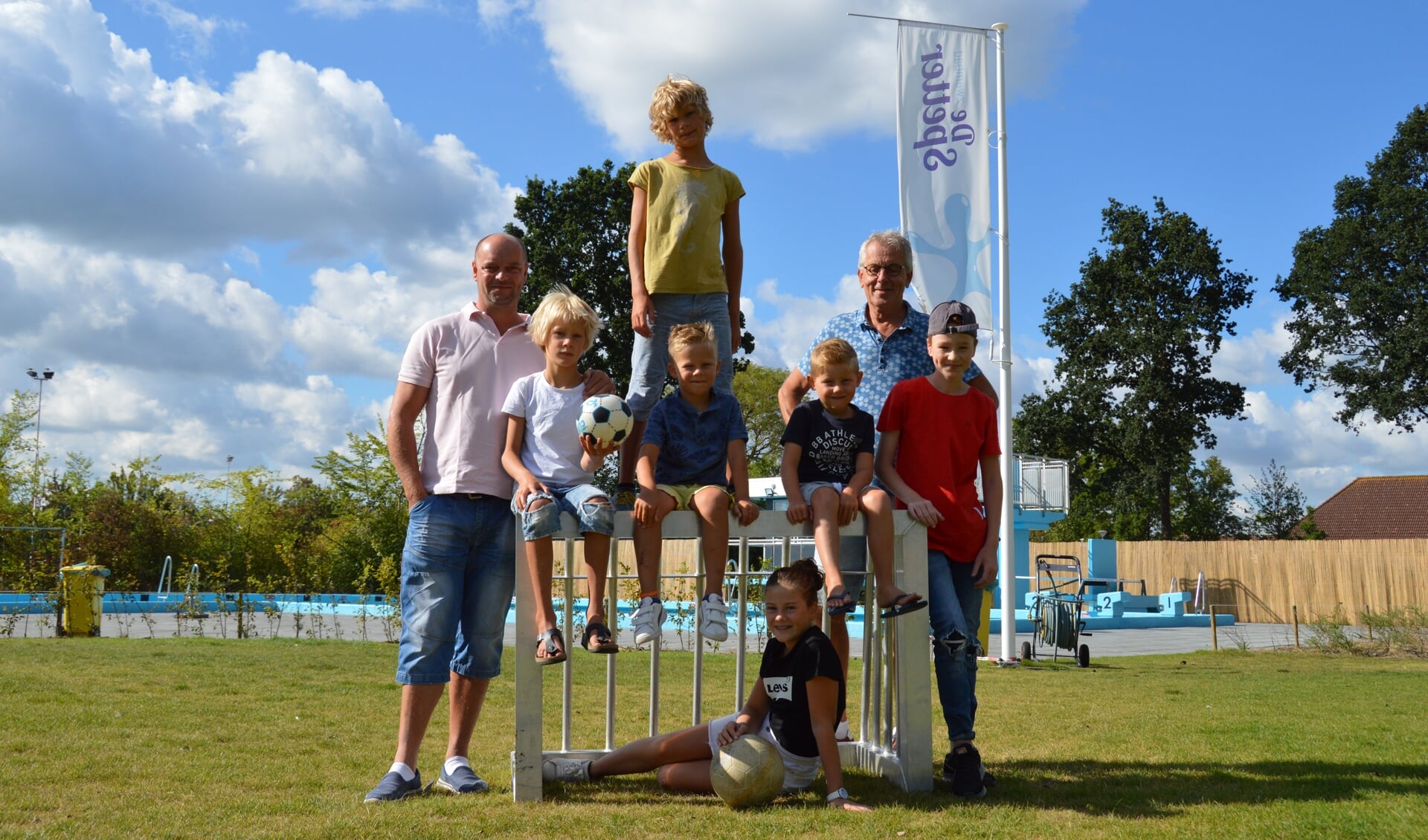 Lennard Berrevoets (Carbid Stichting Tholen) en Herman Draaijer (zwembadraadBlijvenSpetteren) samen met een paar 'Spetterkinderen'.