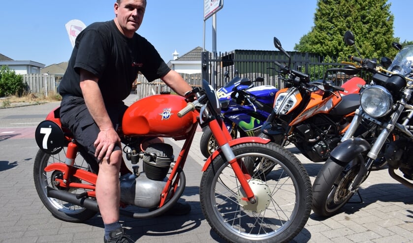 Corné van Ginneken op zijn 125 cc MV Agusta uit 1955. FOTO STELLA MARIJNISSEN