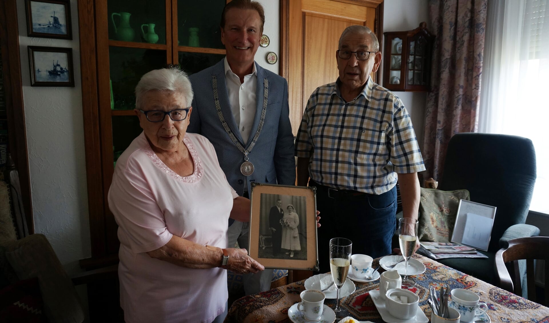 Mevrouw Goossens-Van den Brand laat een foto zien van hun officiële huwelijksdag 60 jaar geleden FOTO LAURA VAN ALPHEN