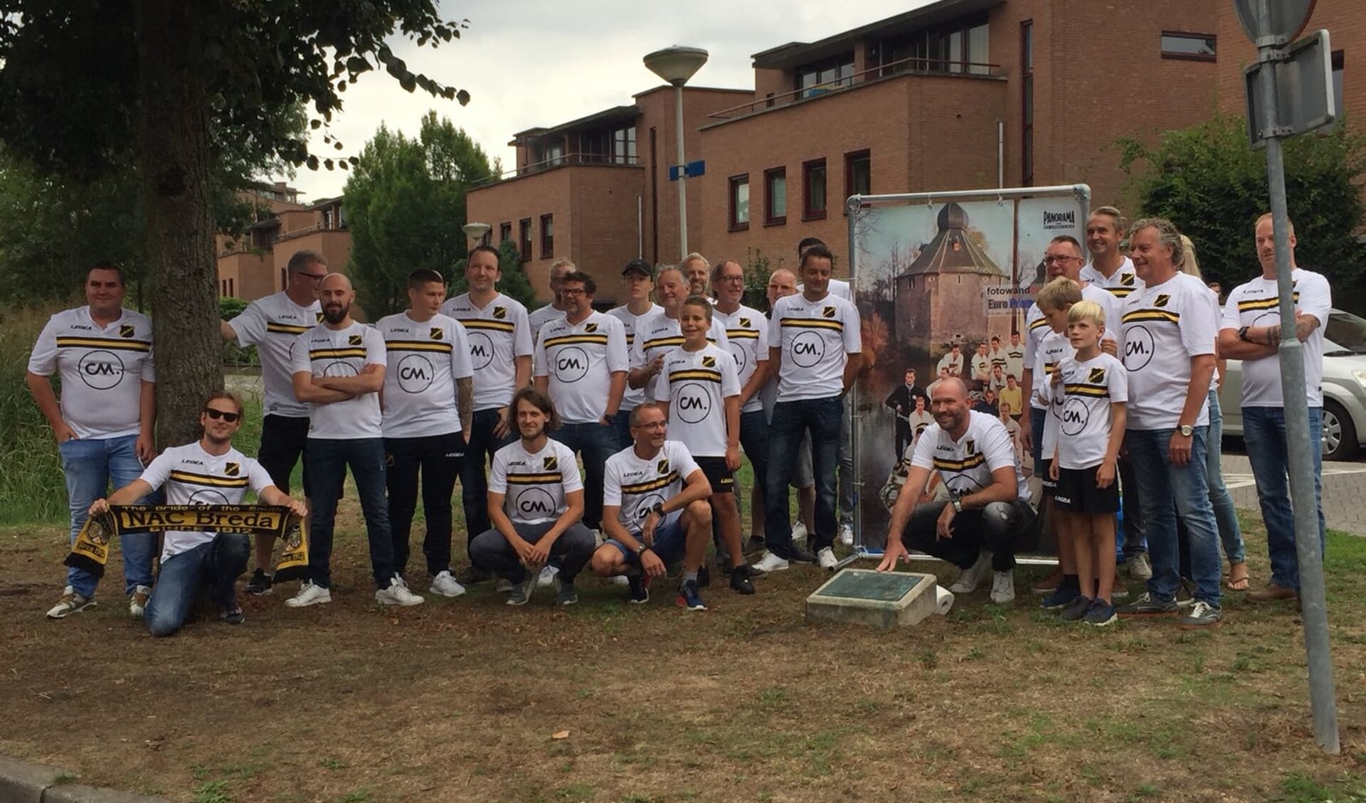 NAC-supporters gaan in de Beatrixstraat op de foto in nieuw wit shirt