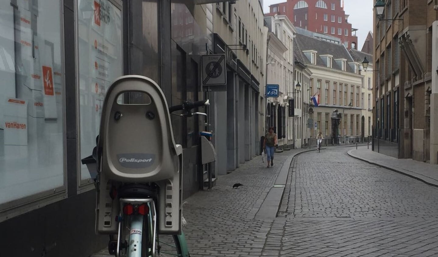 Fout geparkeerde fiets vlakbij gratis fietsenstalling 