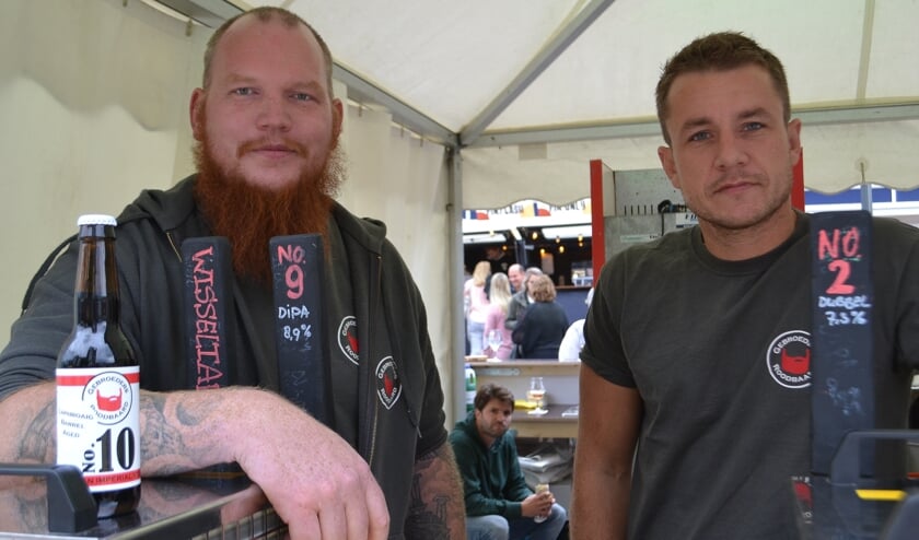 Michiel Worms en Michiel de Bodt van Gebroeders Roodbaard Brouwerij FOTO REMKO VERMUNT