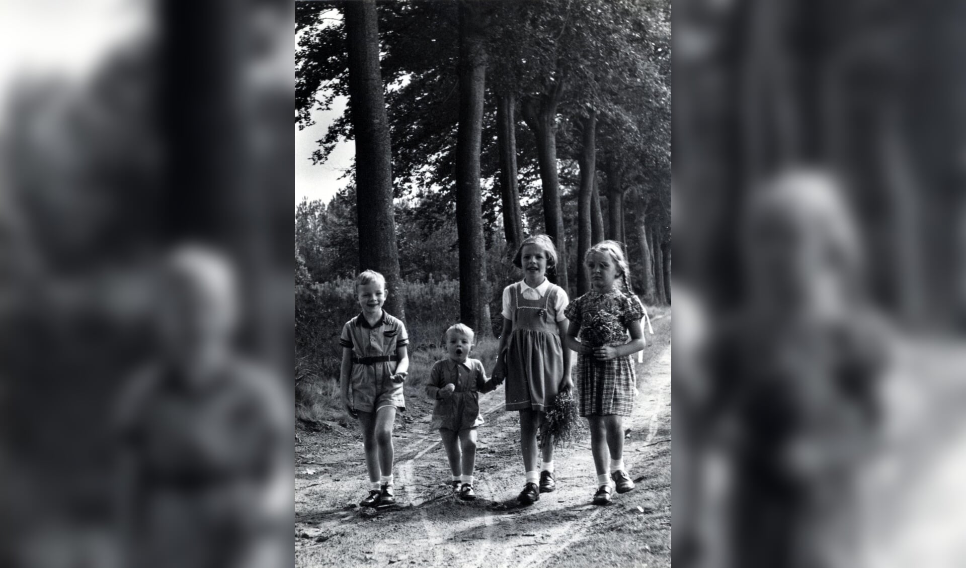 Kinderen wandelen in Visdonk.  Foto uit 1953 van het Westbrabants archief, fotograaf J.W. Spekman