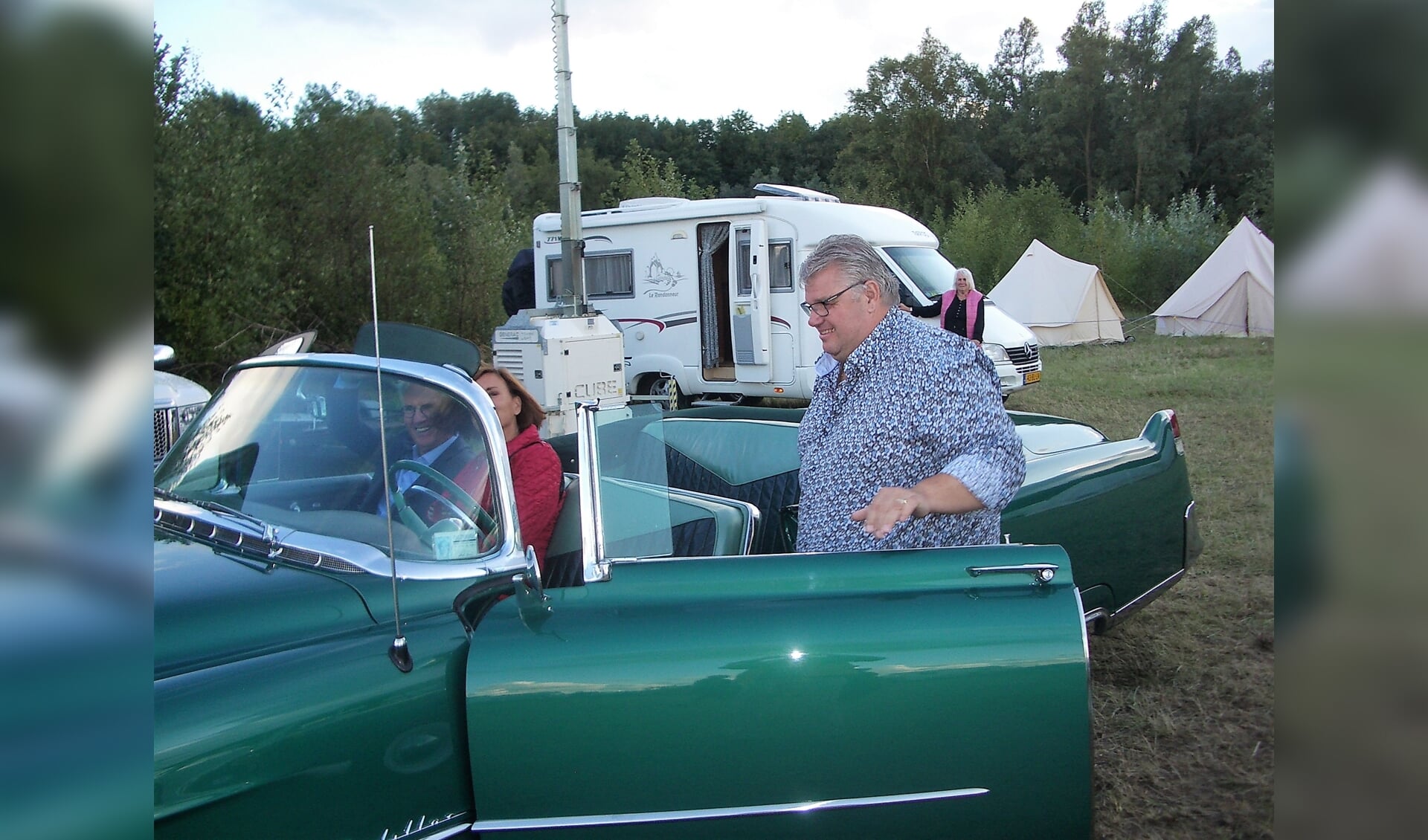 Een indrukwekkende stoet van oude voertuigen trok zaterdagavond door Moerdijk.
