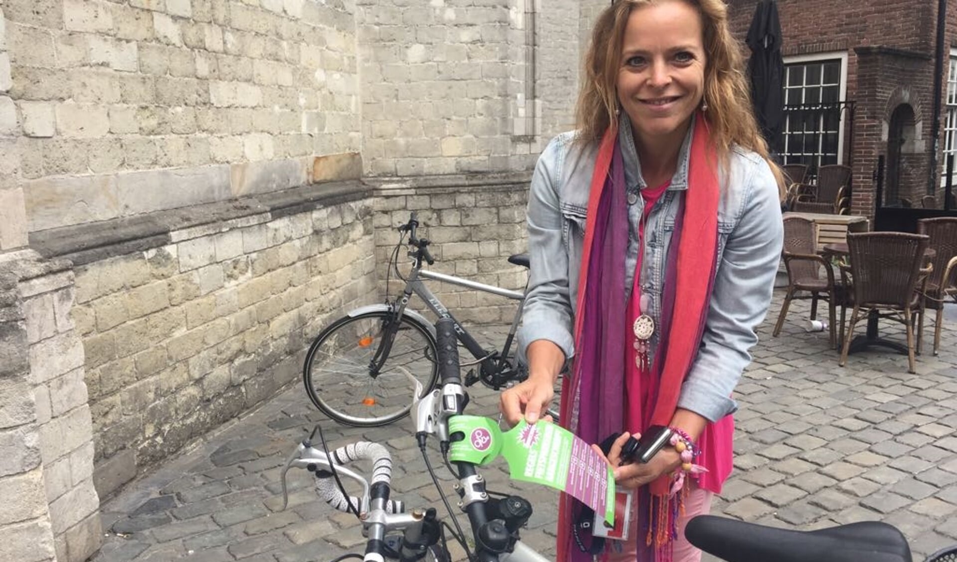 Greetje Bos hangt waarschuwingslabel aan fout geparkeerde fiets