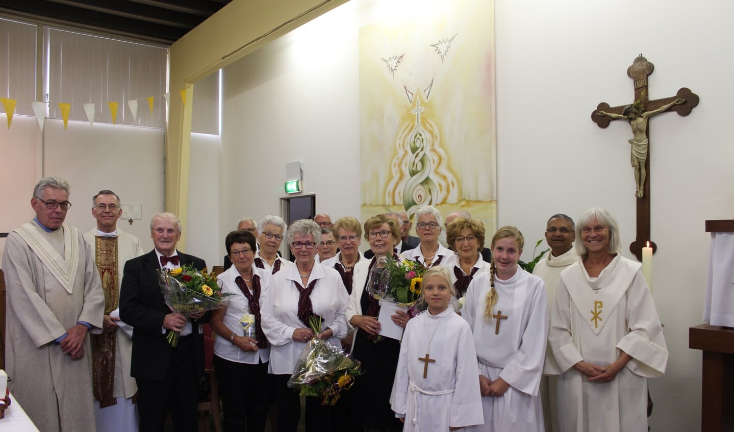 Het kerkkoor Vredeskerk met het pastorale team Sint Annaparochie Steenbergen. 