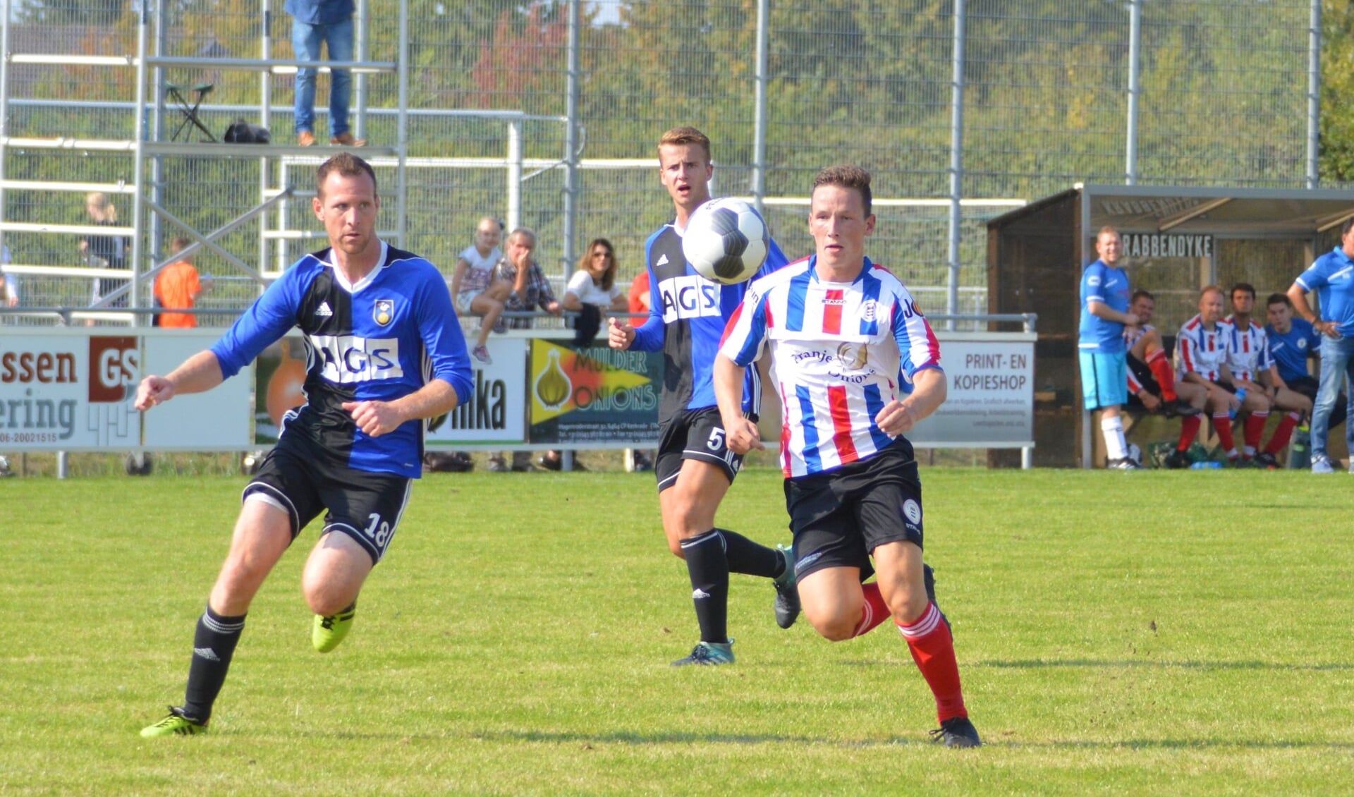 Invaller Bastiaan van Dijk kopte de laatste treffer van Krabbendijke binnen, 4-2.