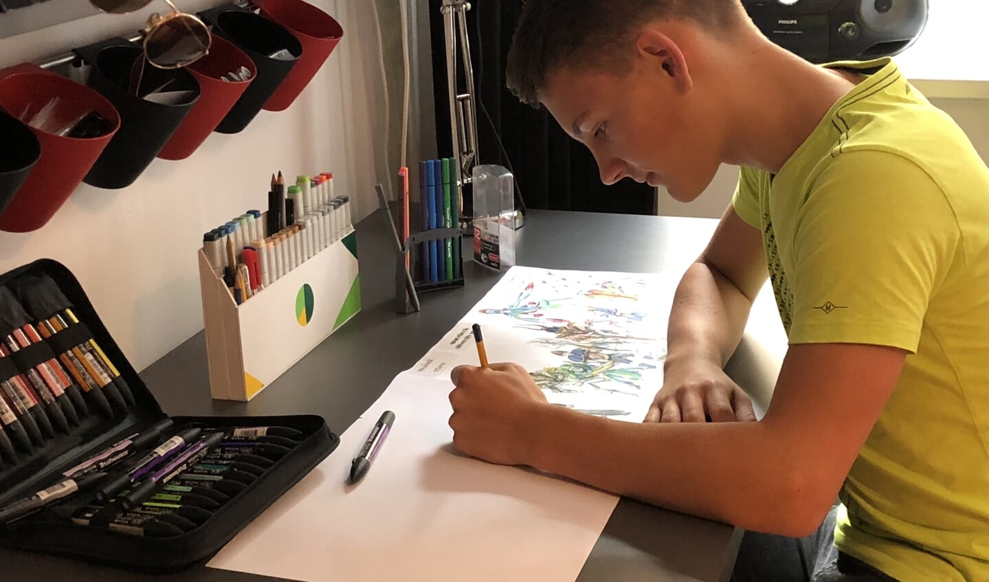 Aan zijn bureau is Wies Hoogers helemaal in zijn element. FOTO'S VERA DE GEUS