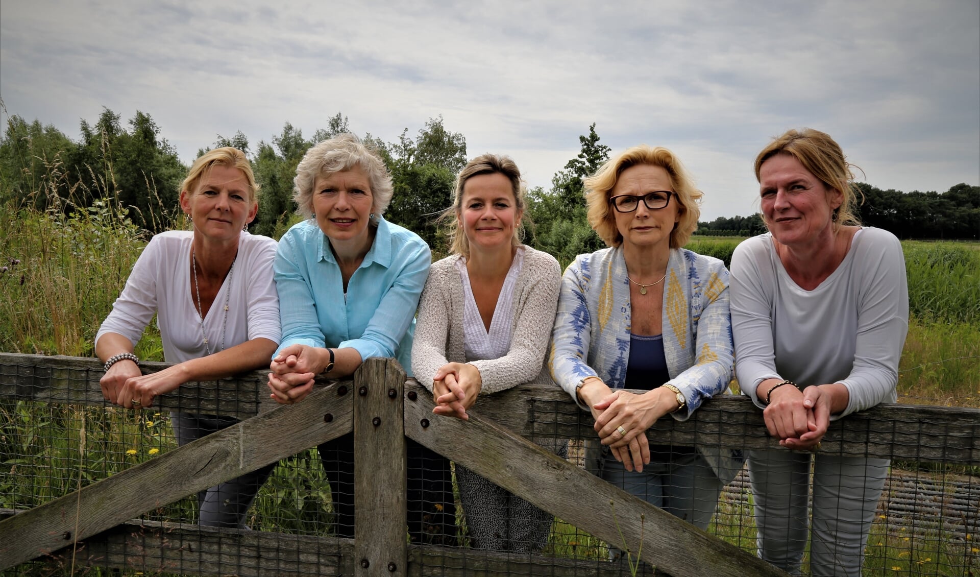 De dames Van Opstal v.l.n.r.: Tinka van Holthe, Wilma van Baarsen Olga van Gils, Wilma van Opstal, Martijn Kuijten.