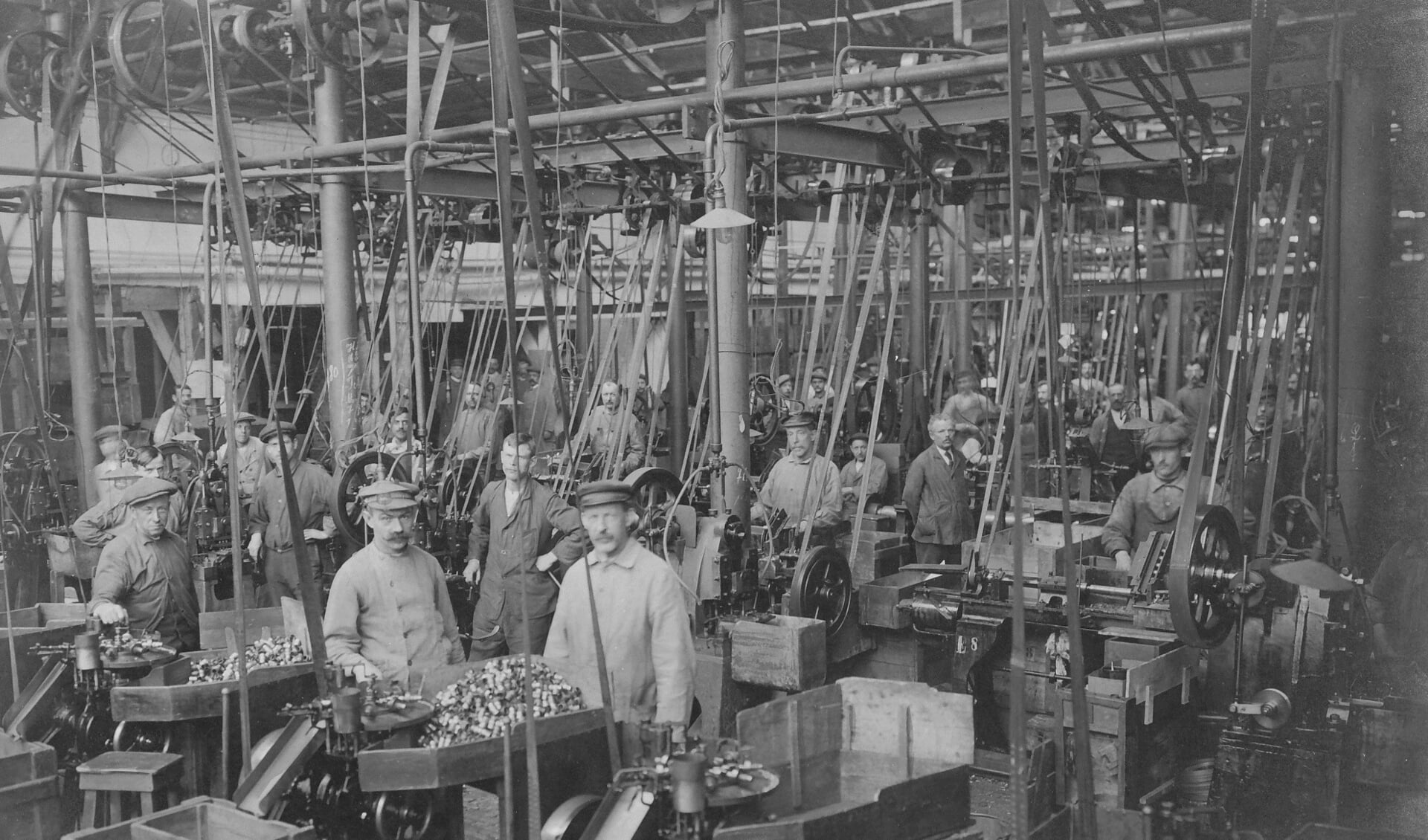 Een foto uit 1918 van medewerkers op de afdeling hulzenfabriek.