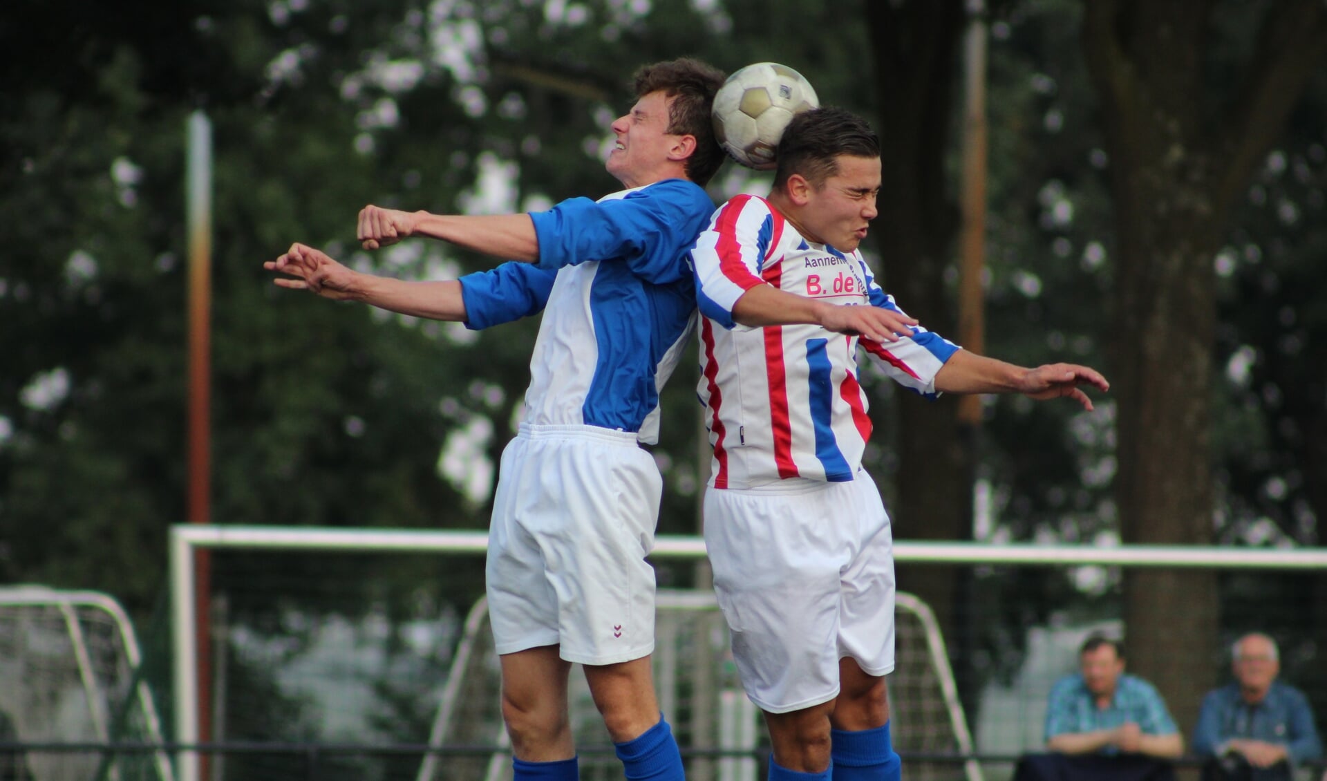 Rillandia-speler Tristan van der Mast in een luchtduel met Niels Adriaanse