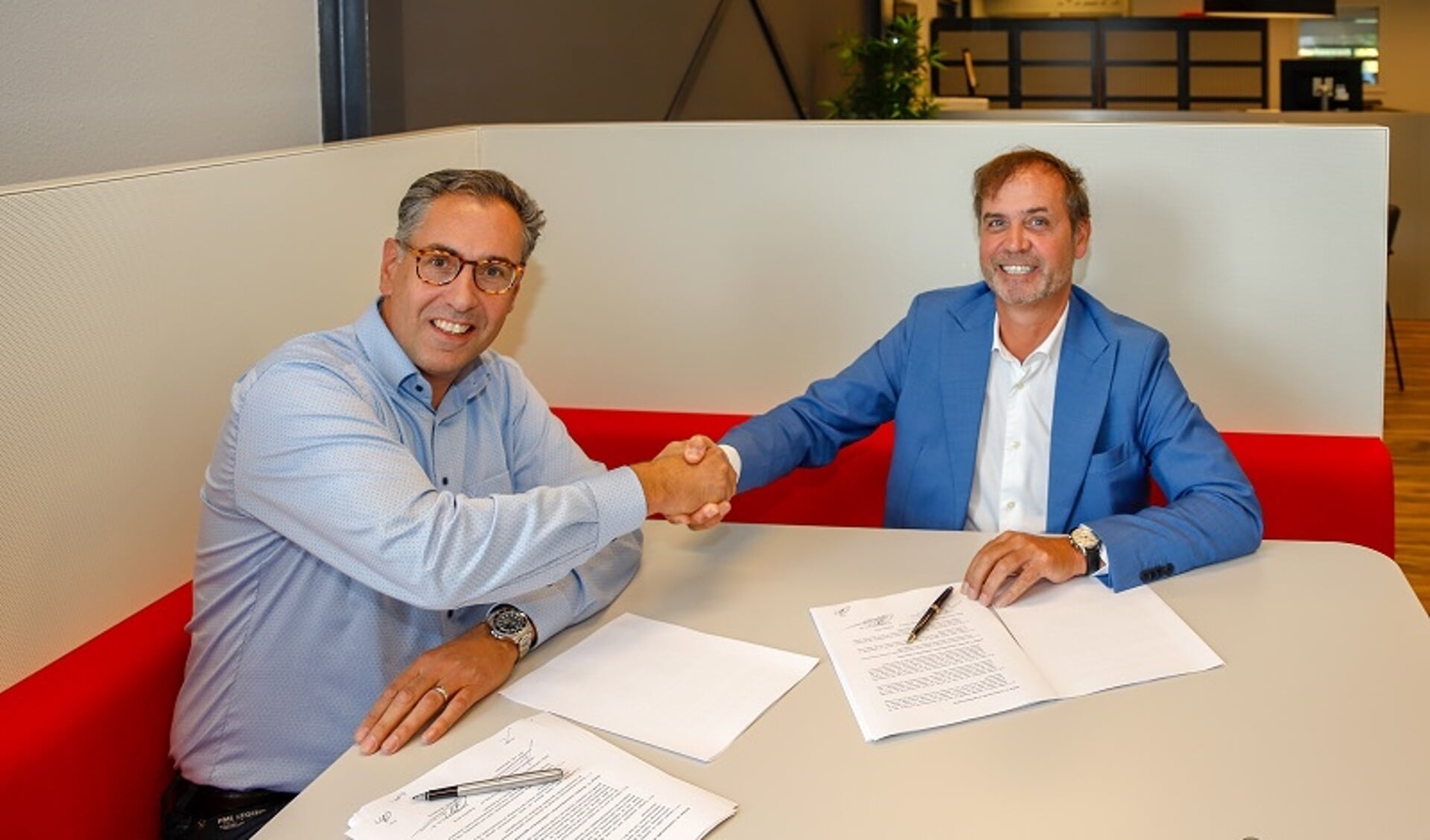 Rob Monseurs en Marc Verhoeven tekenen de overeenkomst.