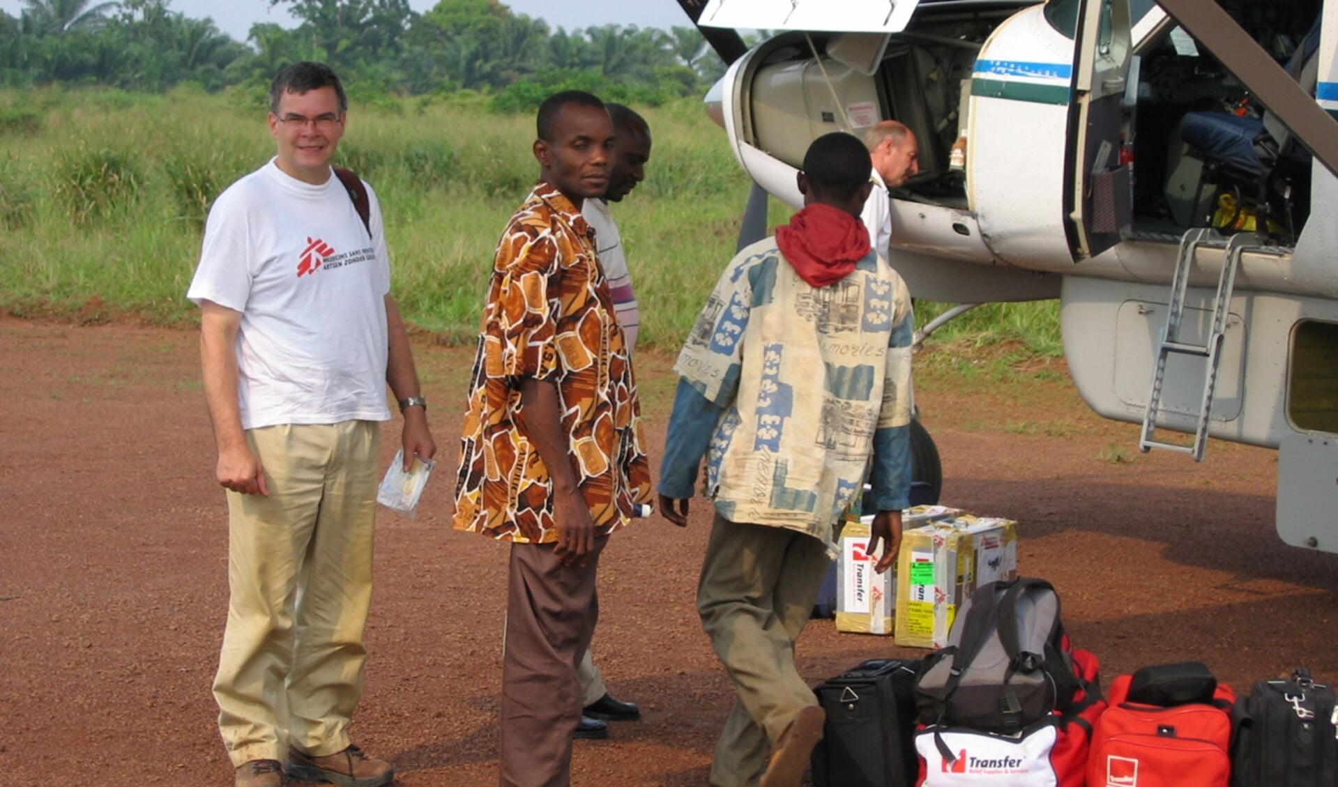 Anton Mandos (l) actief voor Artsen zonder Grenzen in Burundi