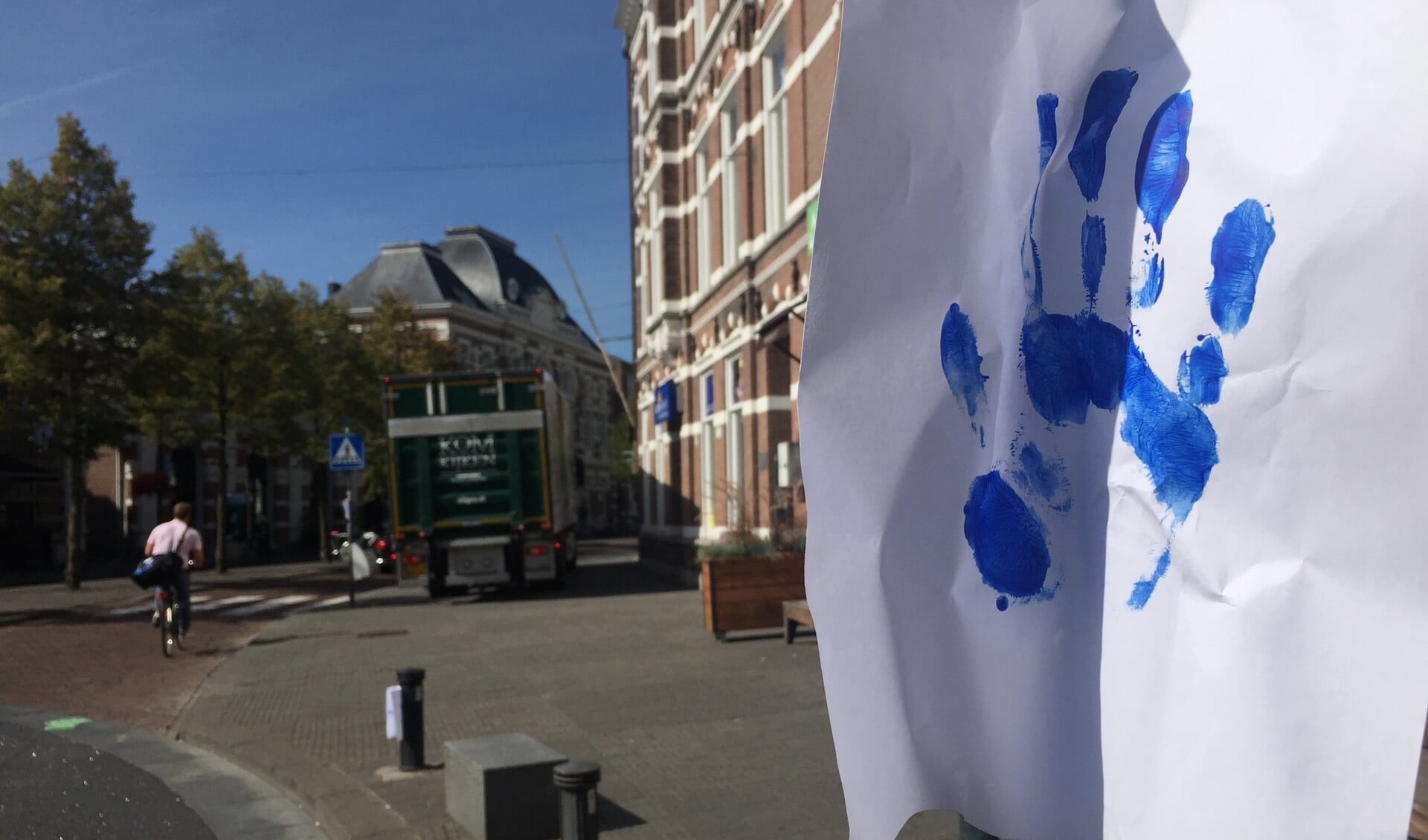Een blauwe hand op het Van Coothplein.