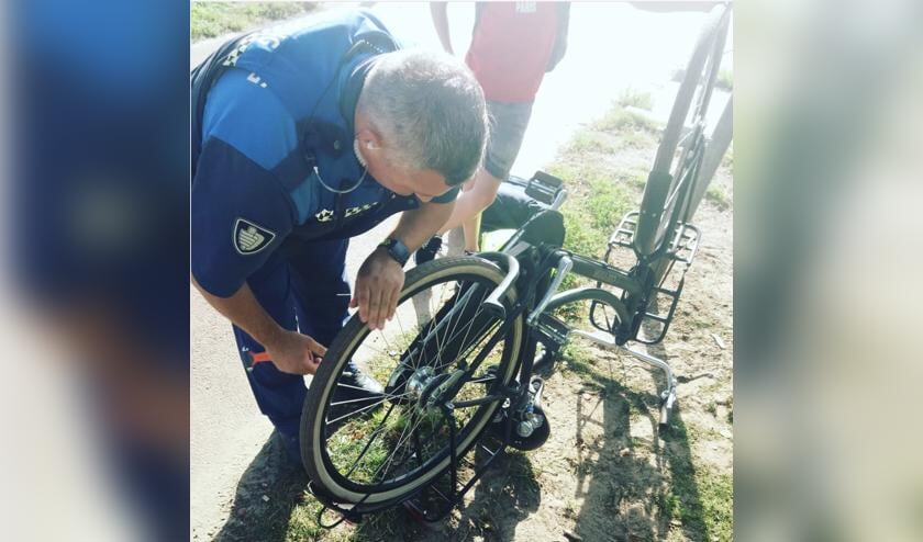 De politie heeft de snelbinders tussen het wiel uitgehaald.