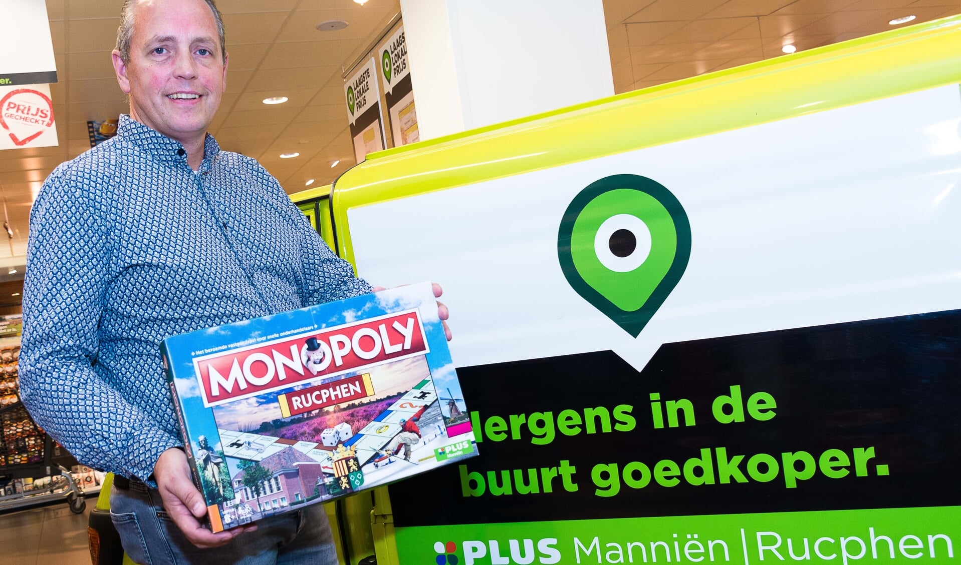 Peter Manniën met een exemplaar van het Monopolyspel Rucphen. 