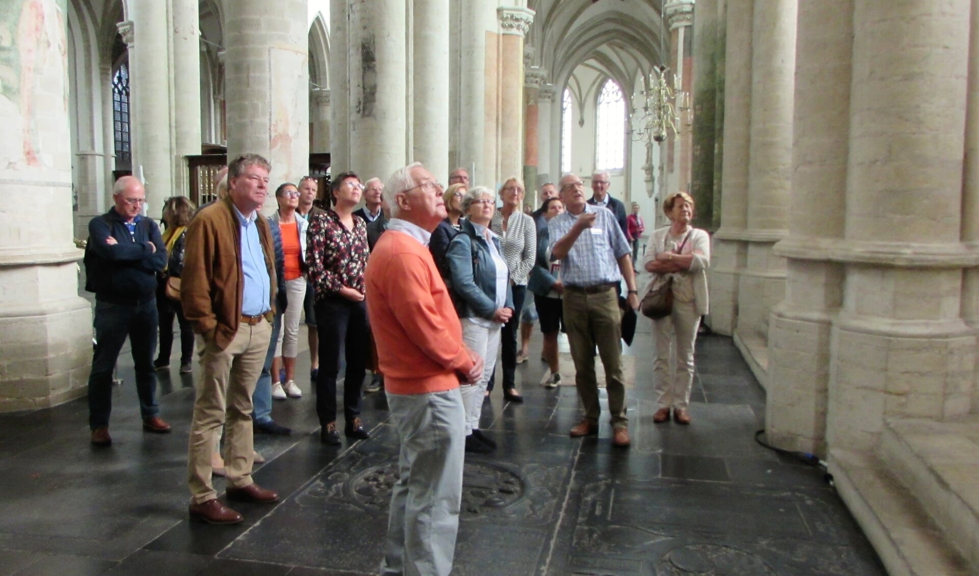 Een groep uit Tilburg bezoekt de Grote Kerk.