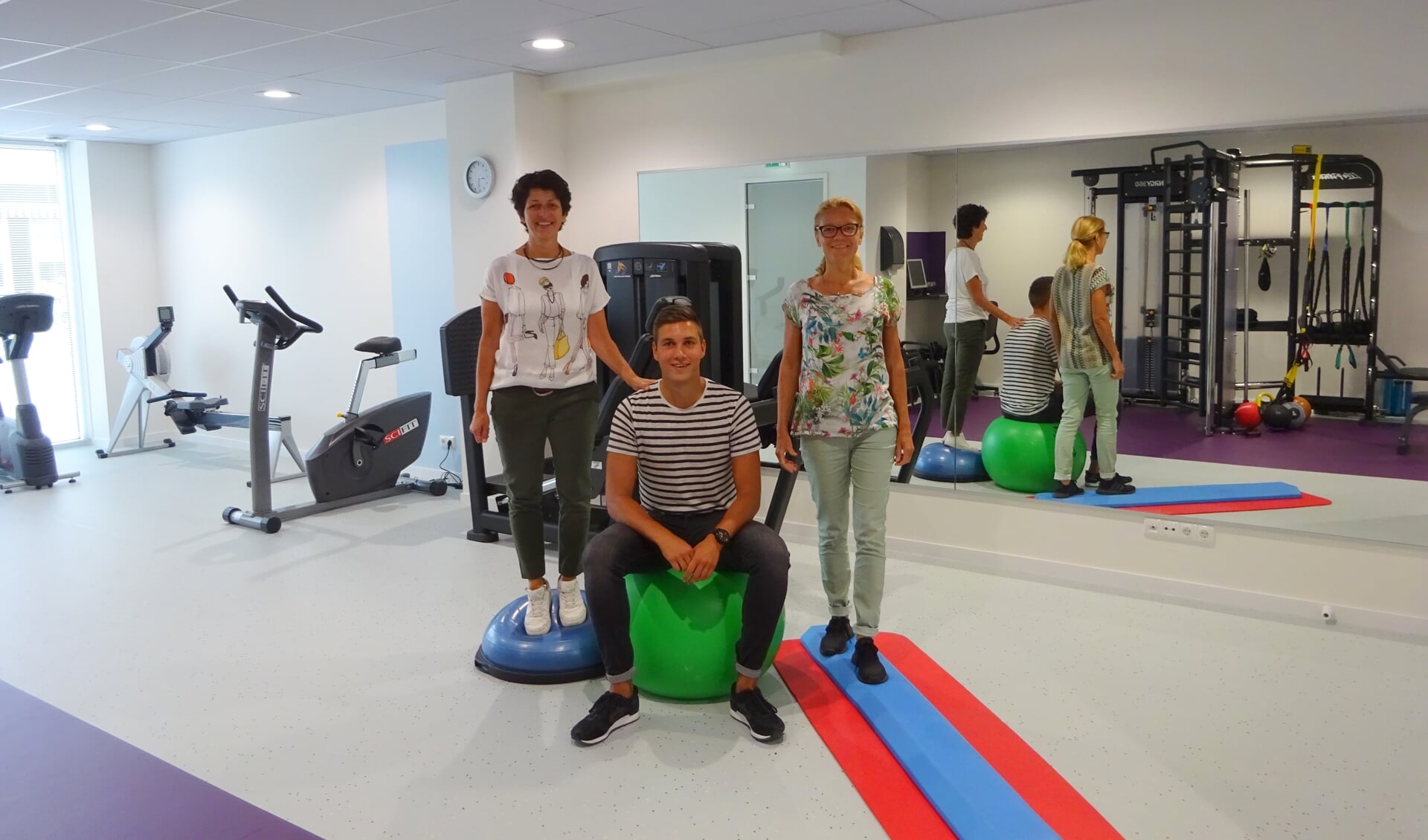 Fysiotherapeuten Marja, Jarco en Annet in de oefenzaal in Zoutelande.