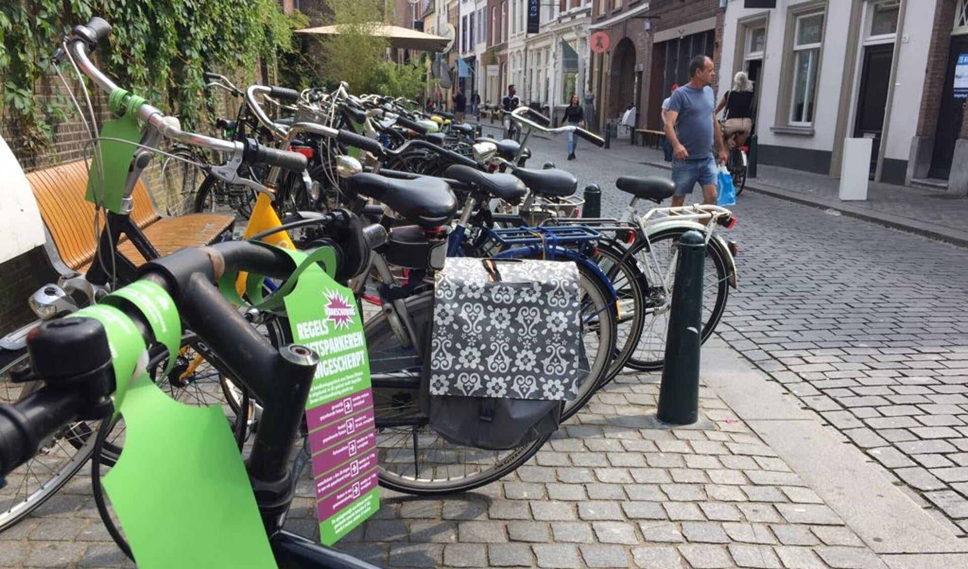Fout geparkeerde fietsen in de St. Annastraat