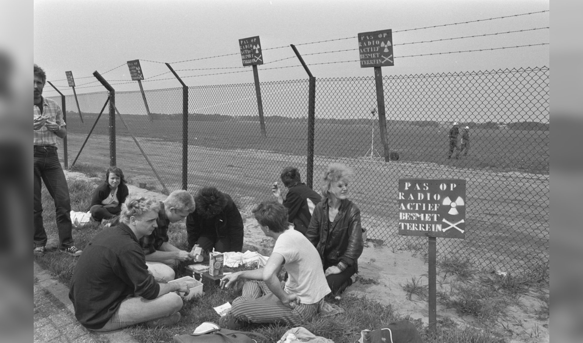 Vrouwen protesteren bij de hekken van de vliegbasis FOTO ANDERE TIJDEN