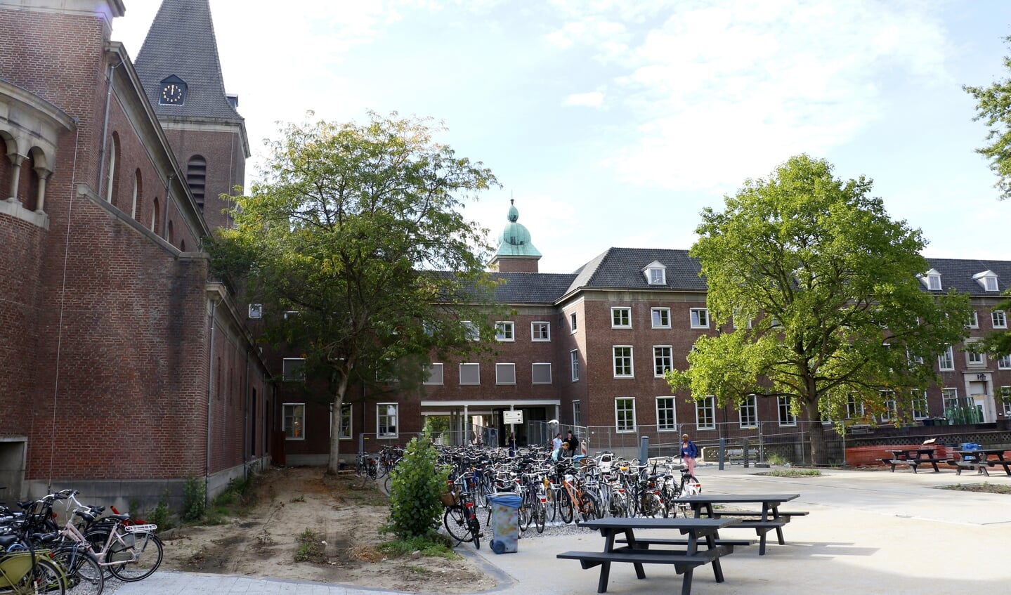 Het voormalige klooster aan de Mgr. Hopmansstraat is nu terrein voor studenten.