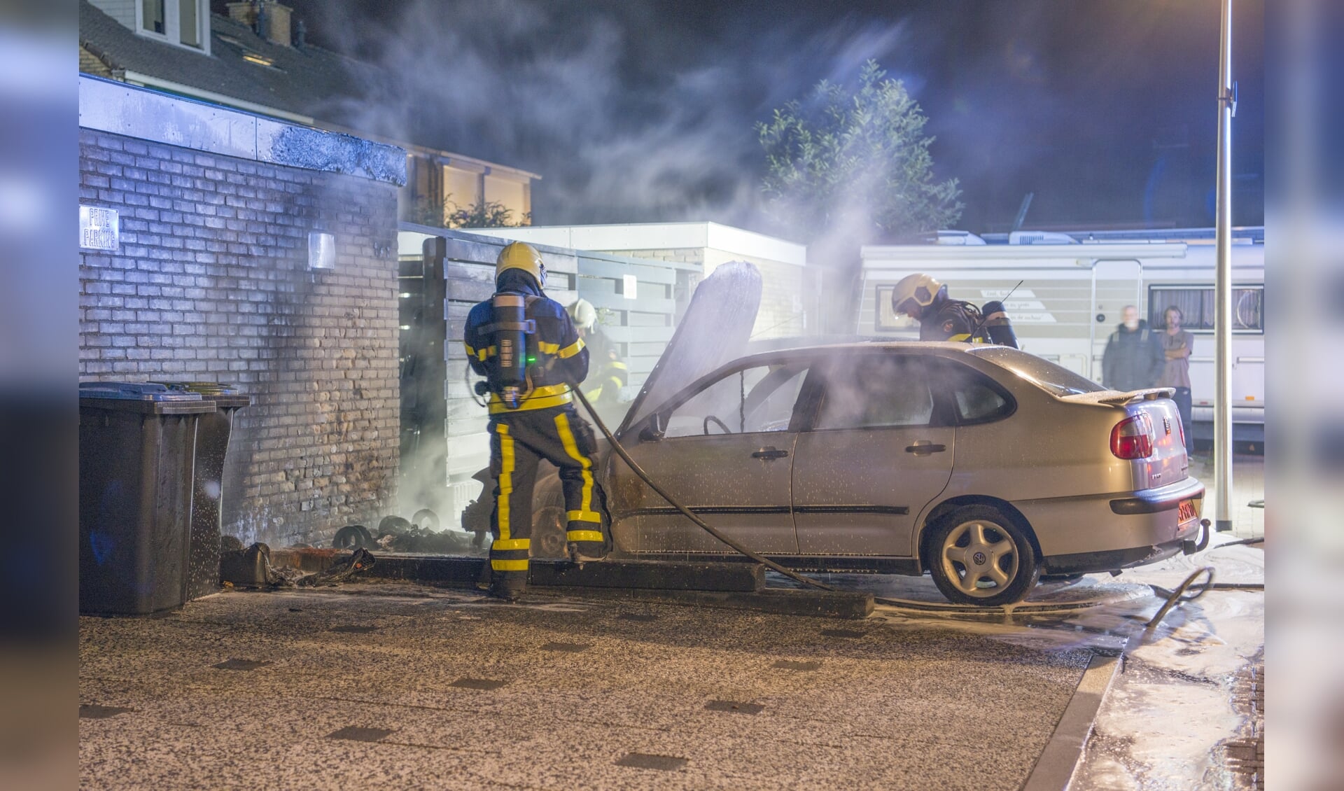 Brandweer Nieuw-Vossemeer blust autobrand