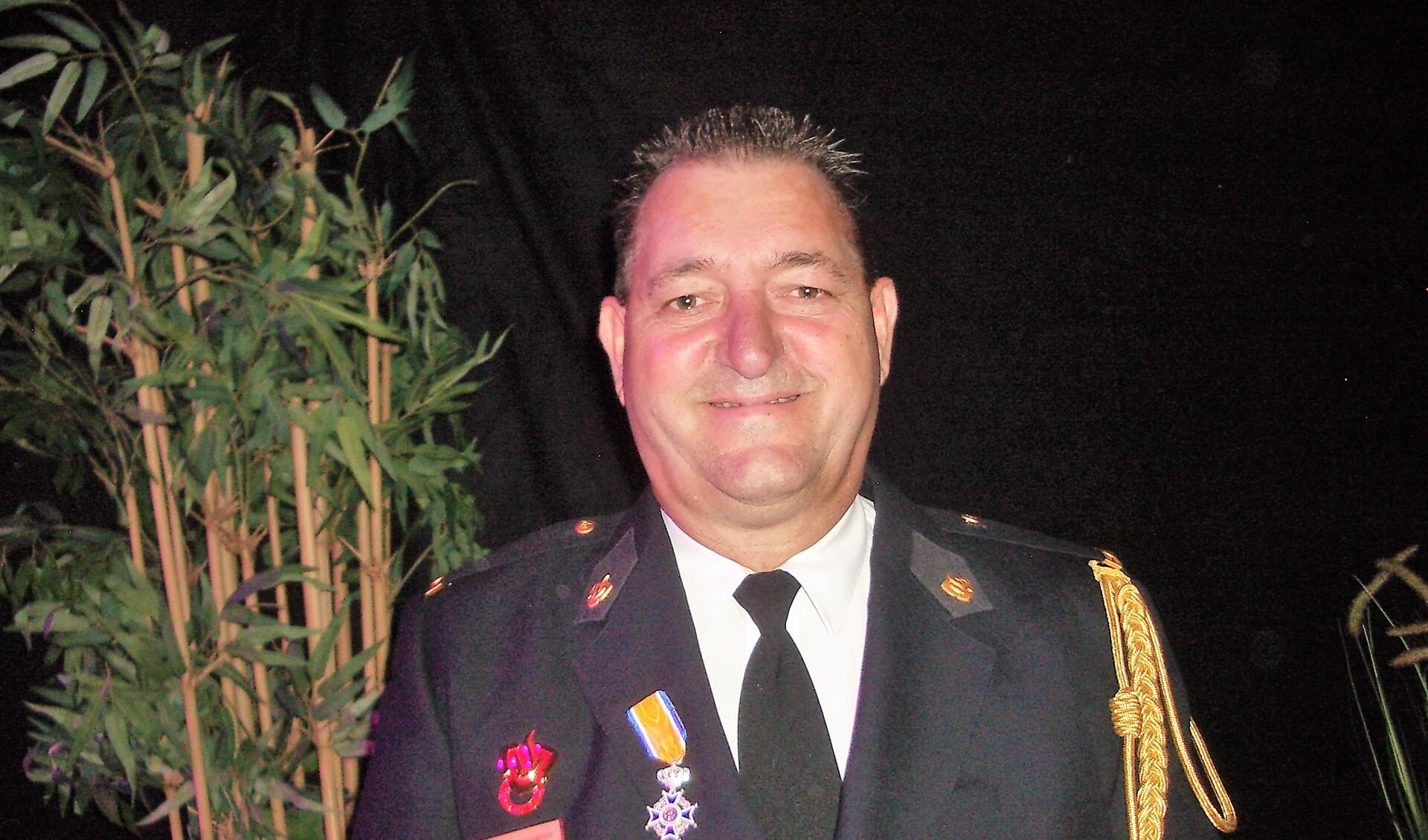 In de brandweerkazerne van Standdaarbuiten kreeg Bart Christianen door loco burgemeester Thomas Zwiers de versierselen opgespeld die horen bij het lidmaatschap in de Orde van Oranje Nassau. FOTO TIES STEEHOUWER